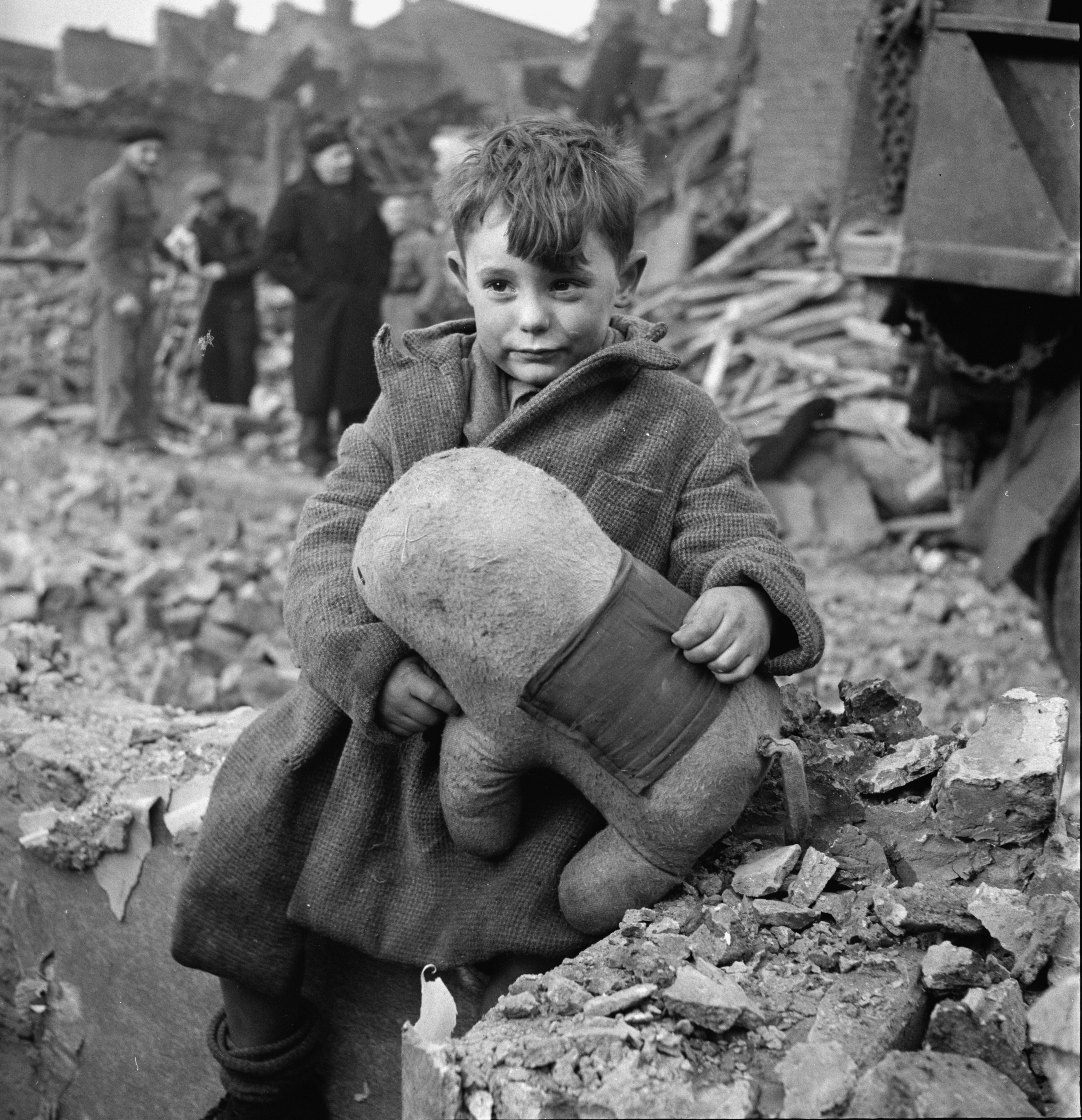 Брошенный мальчик с мягкой игрушкой среди руин после бомбардировки Лондона, 1945. Фотограф Тони Фрисселл
