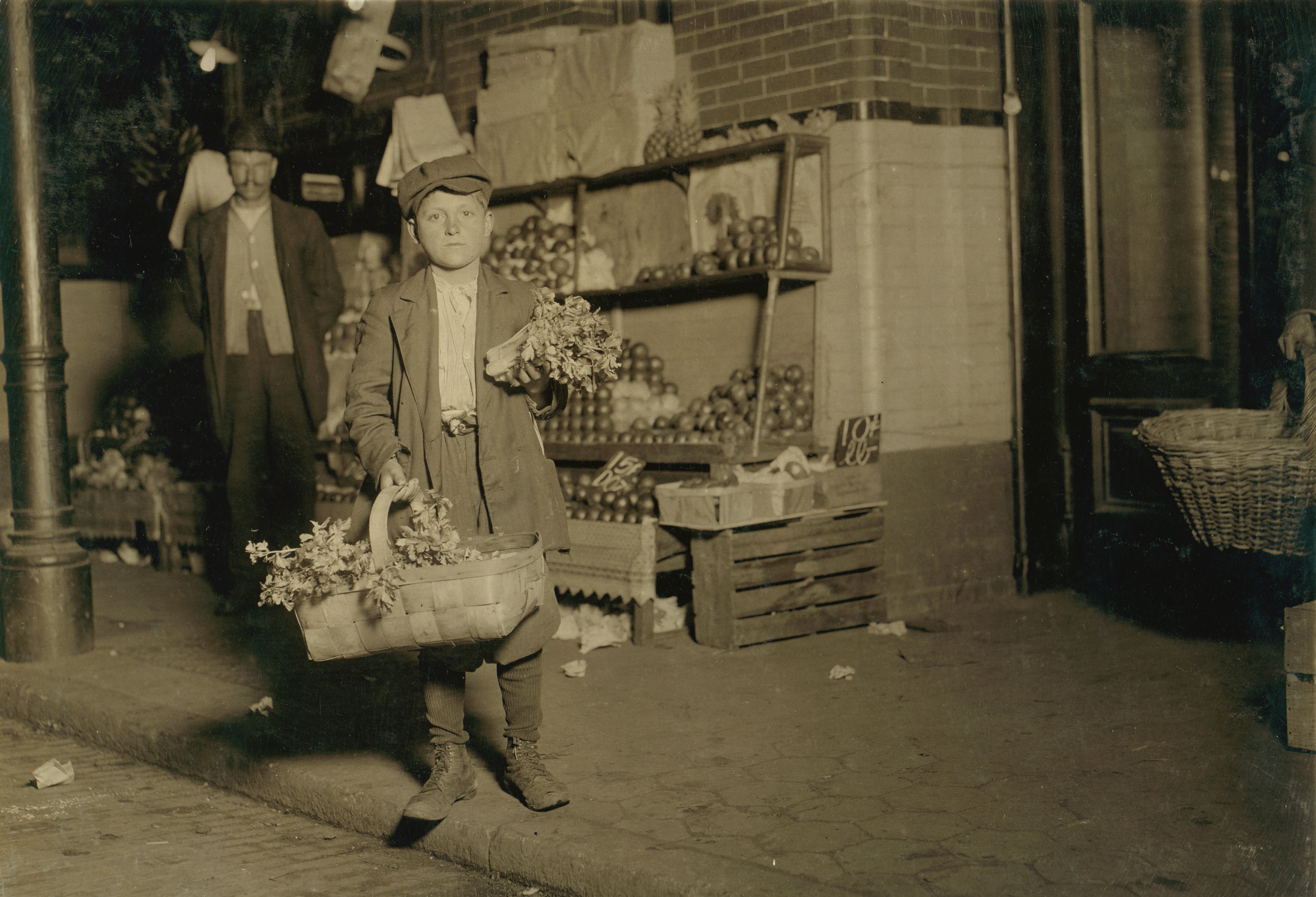 11-летний продавец сельдерея, Вашингтон, 1913. Фотограф Льюис У. Хайн