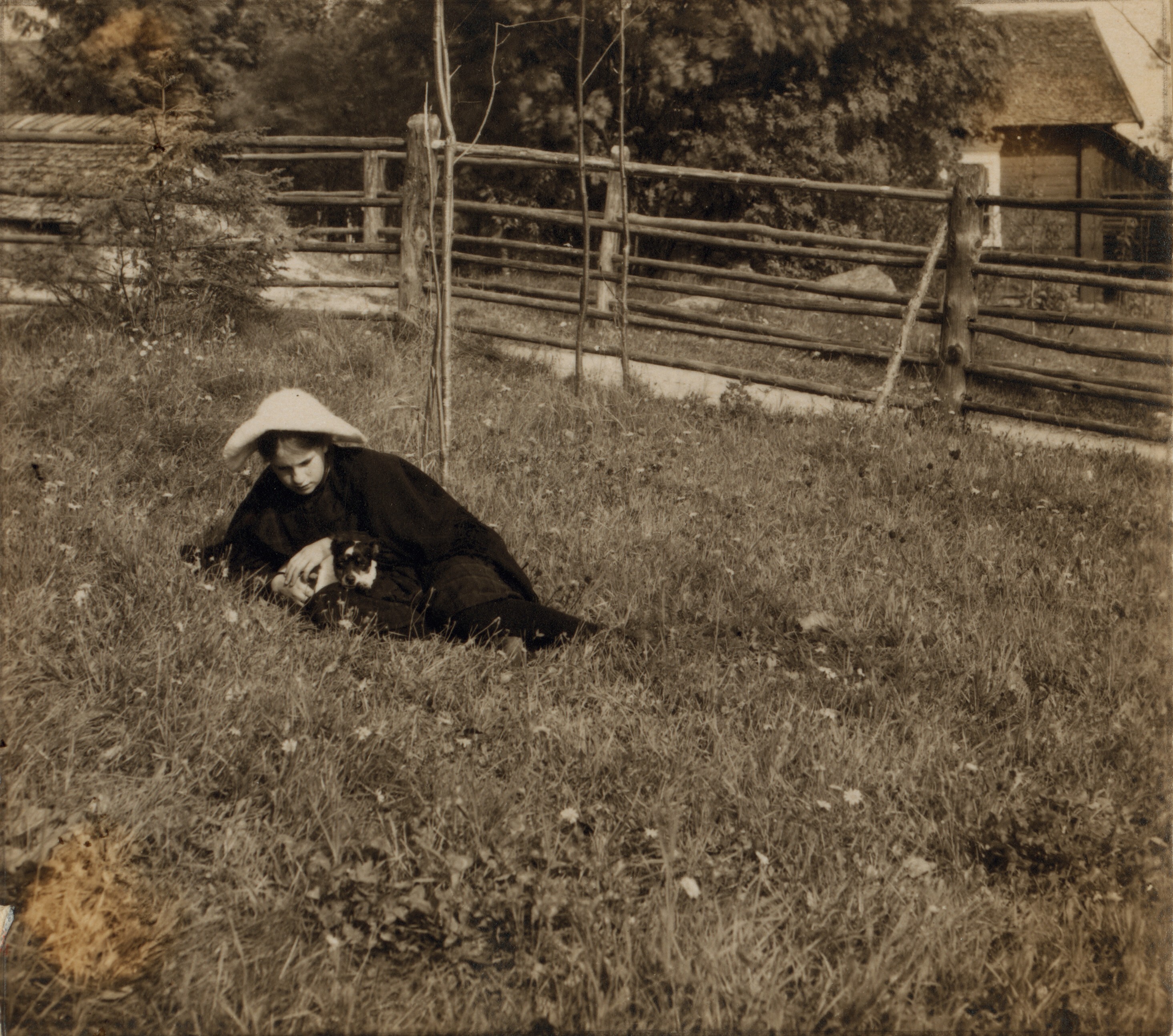 Девочка со щенком на даче, 1905. Фотограф Сергей Прокудин-Горский