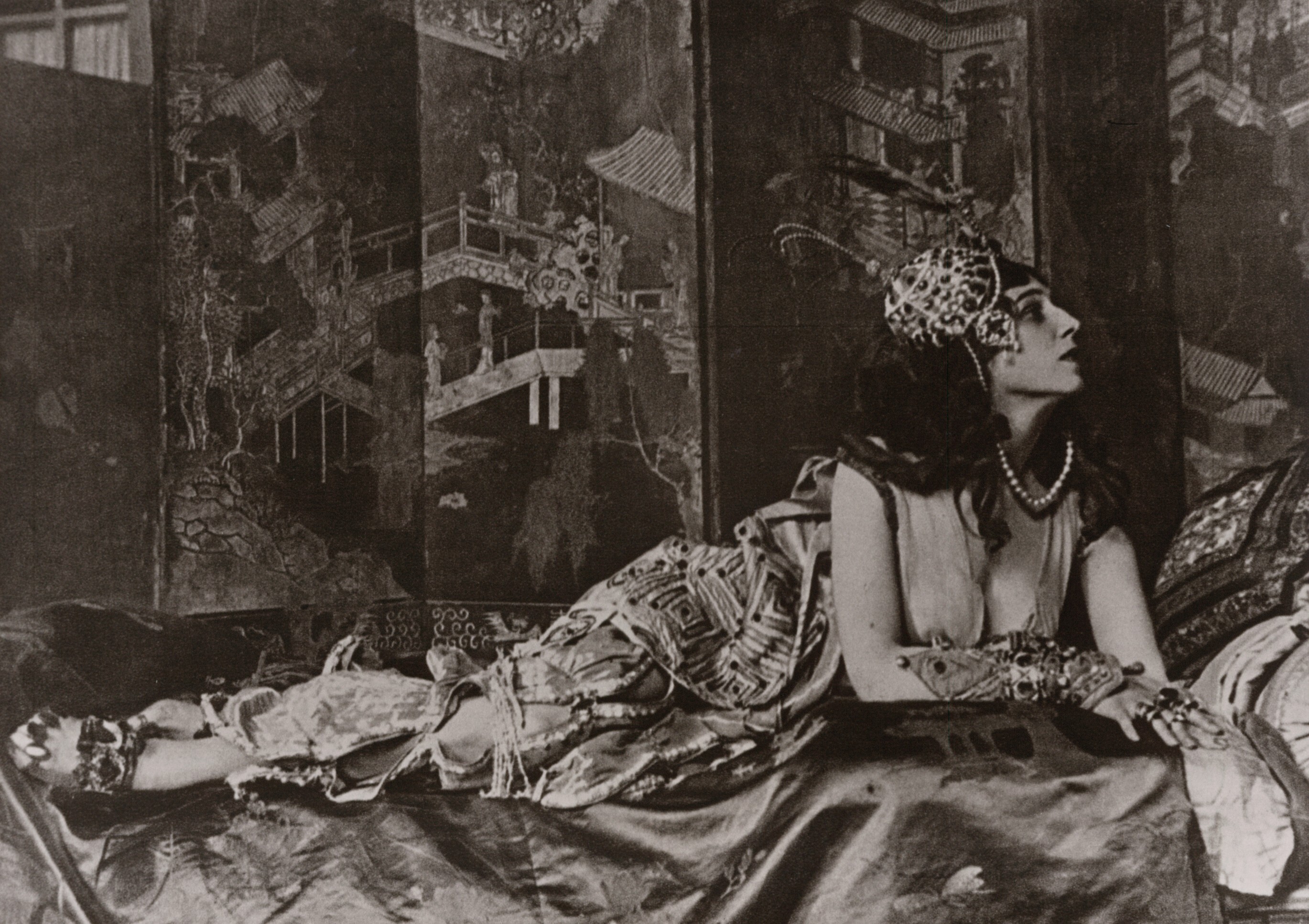 Ида Рубинштейн в костюме Зобеиды для Шехеразады. Студийный портрет, ок. 1910 года из коллекции Русские балеты Сержа Дягилева
