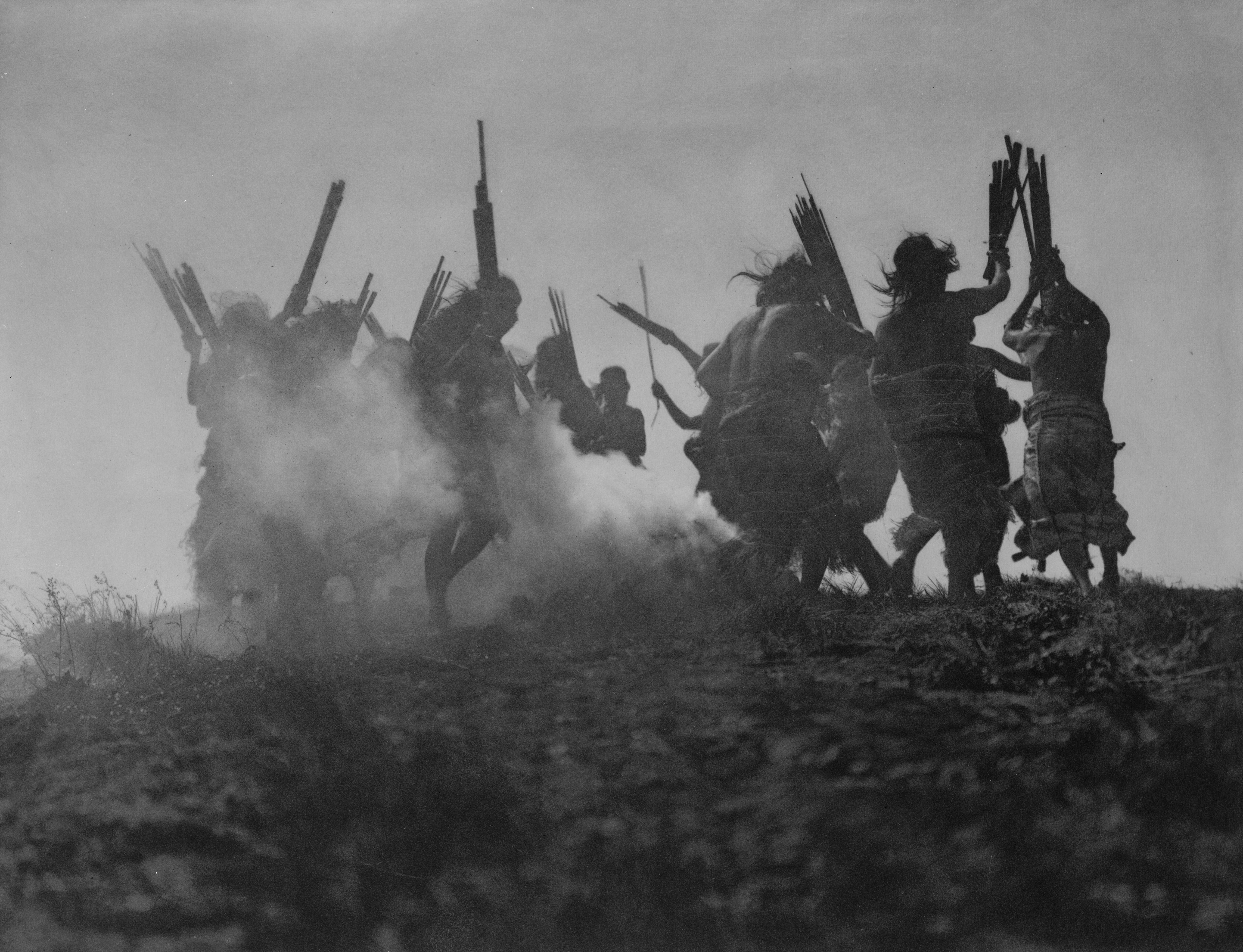 Индейцы народа квакиутл танцуют вокруг дымящегося костра, пытаясь заставить небесную сущность, проглотившую Луну, извергнуть её. Лунное затмение 13 ноября 1914 года. Фотограф Эдвард Кёртис