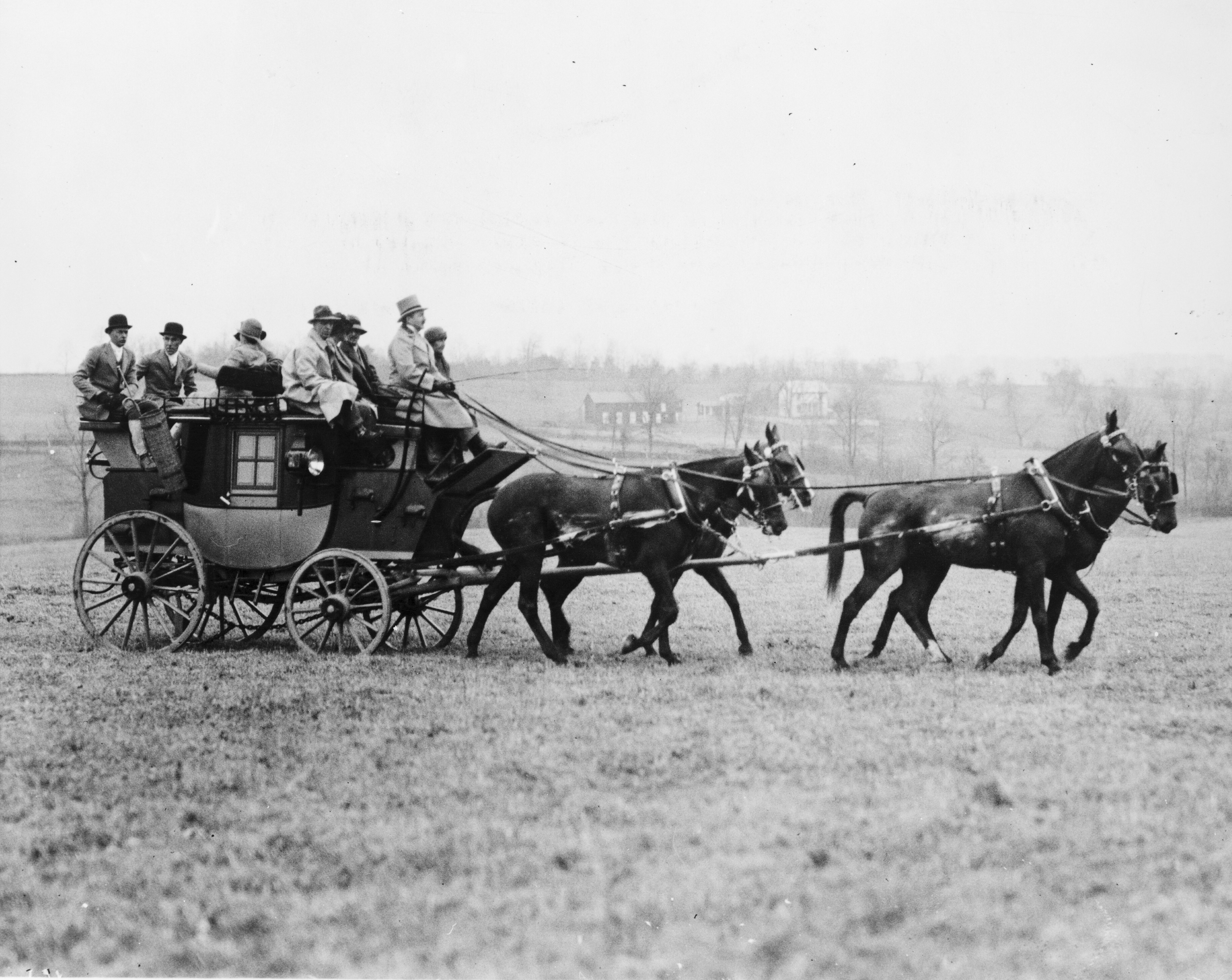 Девять человек в дилижансе, запряжённом четырьмя лошадьми. Вирджиния, 1926. Фотография из коллекции Национальной фотокомпании