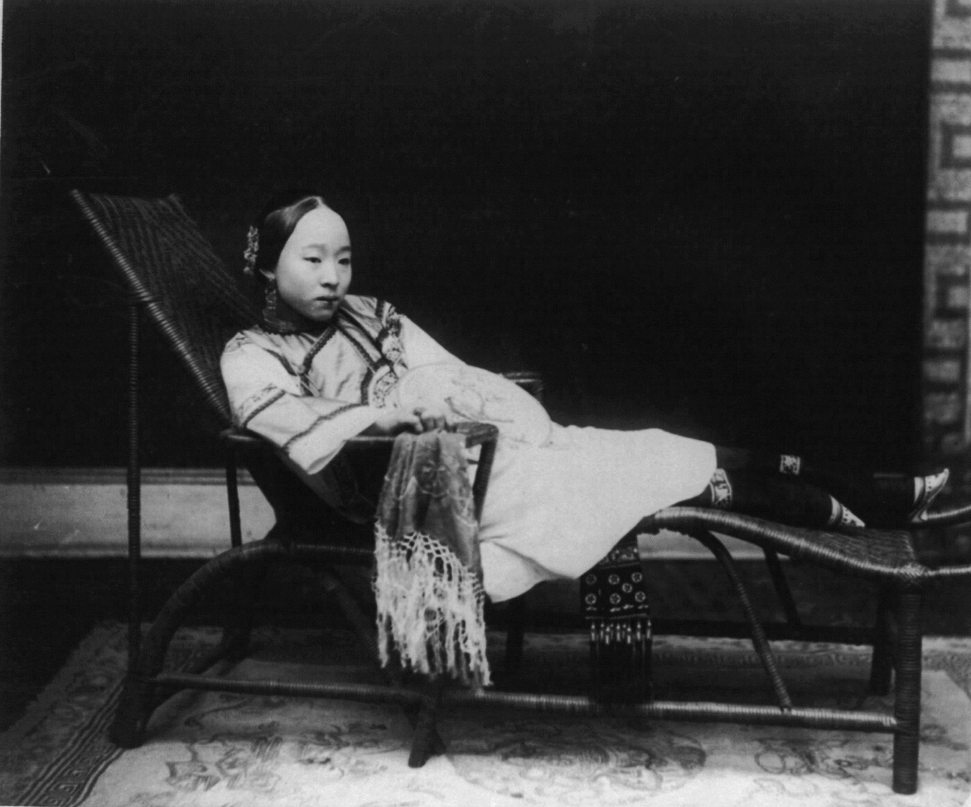 Женщина с забинтованными ногами. Китай, 1890 – 1923, из Коллекции Карпентера