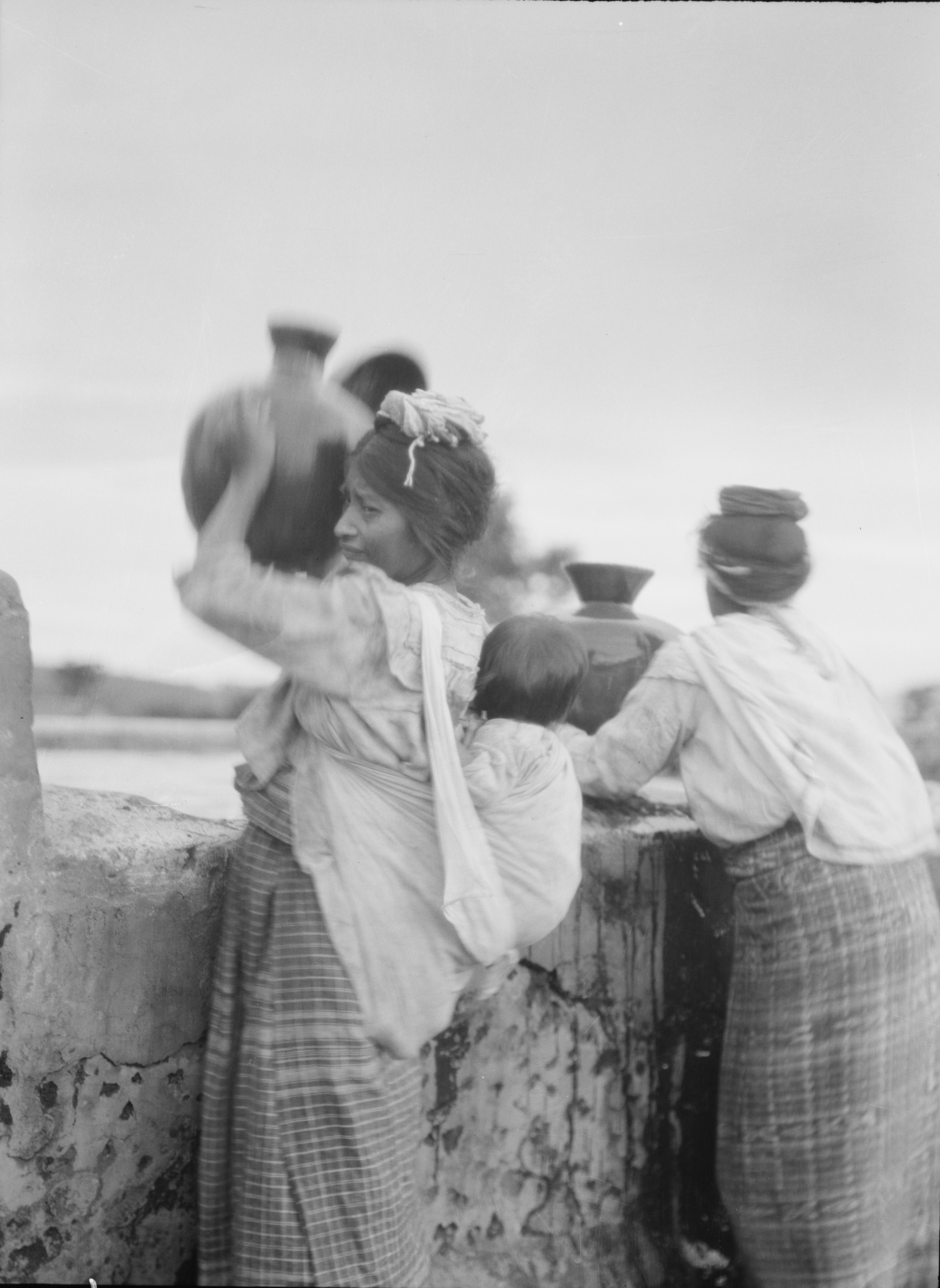 Женщины с кувшинами. «Туристические виды Кубы и Гватемалы», 1899. Фотограф Арнольд Генте
