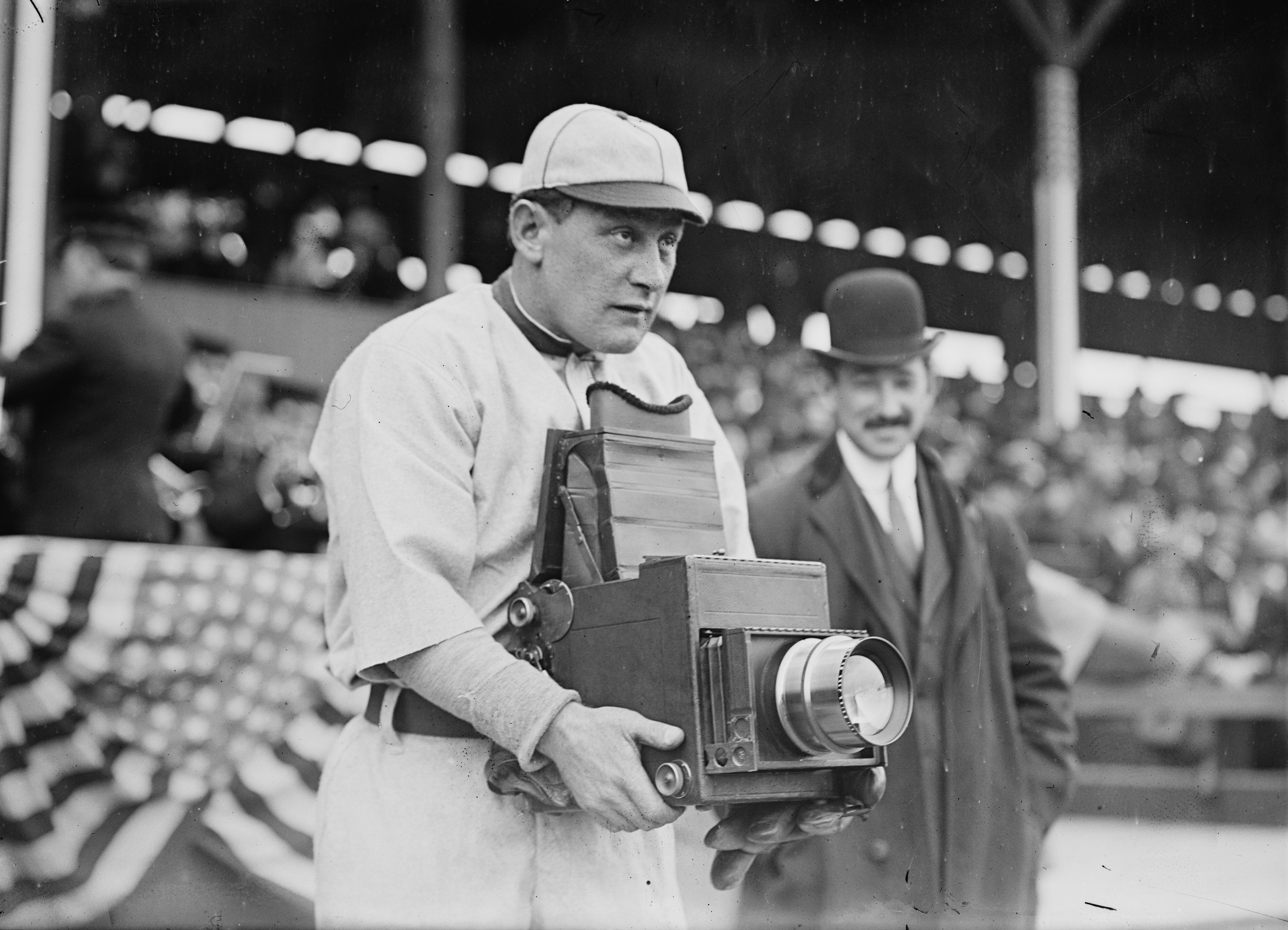 Знаменитый бейсболист Герман Шефер пробует себя по другую сторону объектива на игре между Вашингтон Сенаторз и Нью-Йорк Хайлендэрс, 1911. Фотография из коллекции Джорджа Грантема Бейна