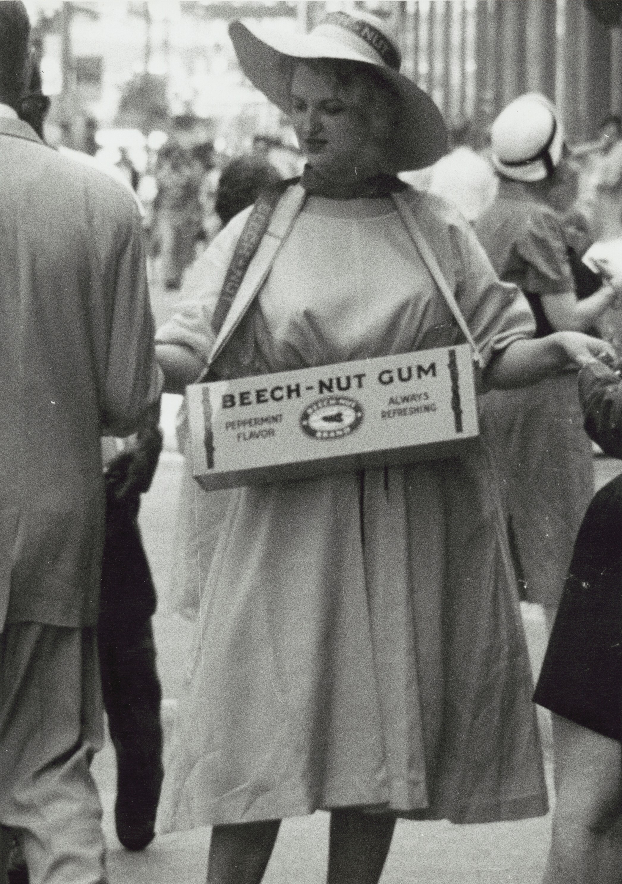 Продавщица жевательной резинки, Нью-Йорк, 1957. Фотограф Анджело Риццуто