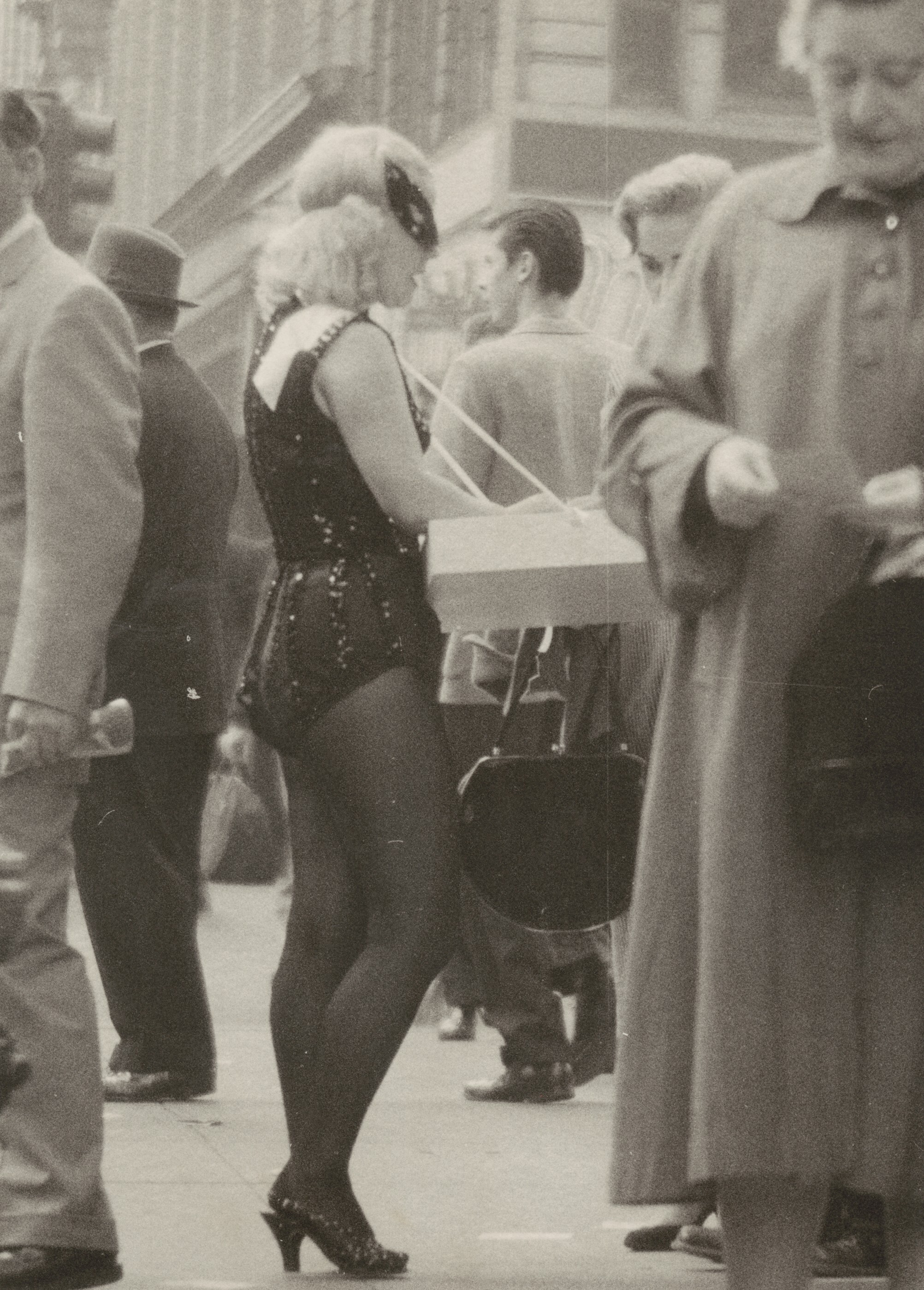 Продавщица сигарет в Нью-Йорке, 1956. Фотограф Анджело Риццуто