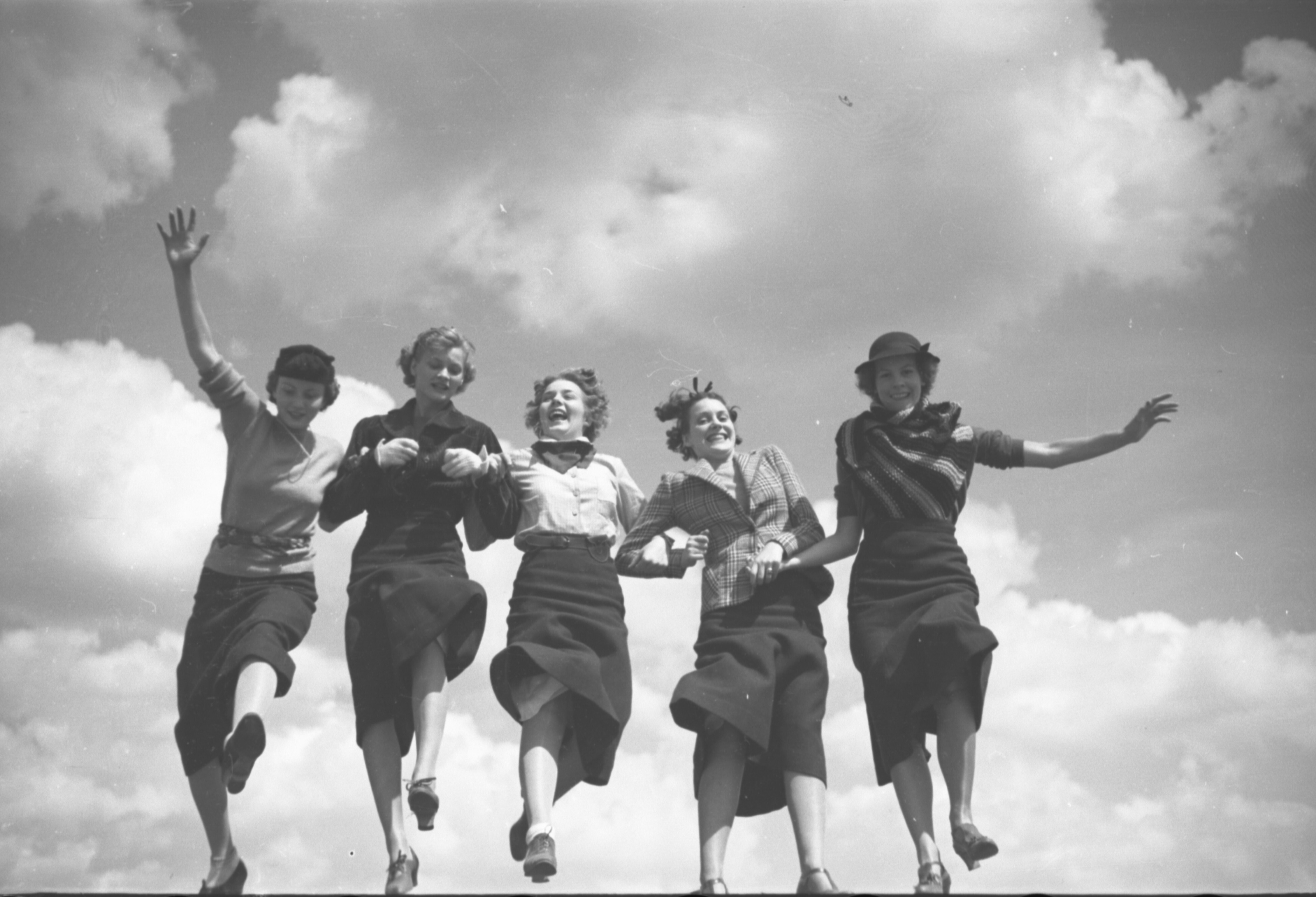 Пять девушек в прыжке, 1935. Фотограф Тони Фрисселл
