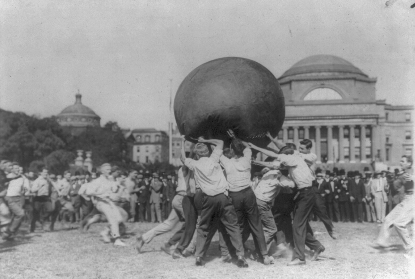Студенты Колумбийского университета с огромным мячом, 1910