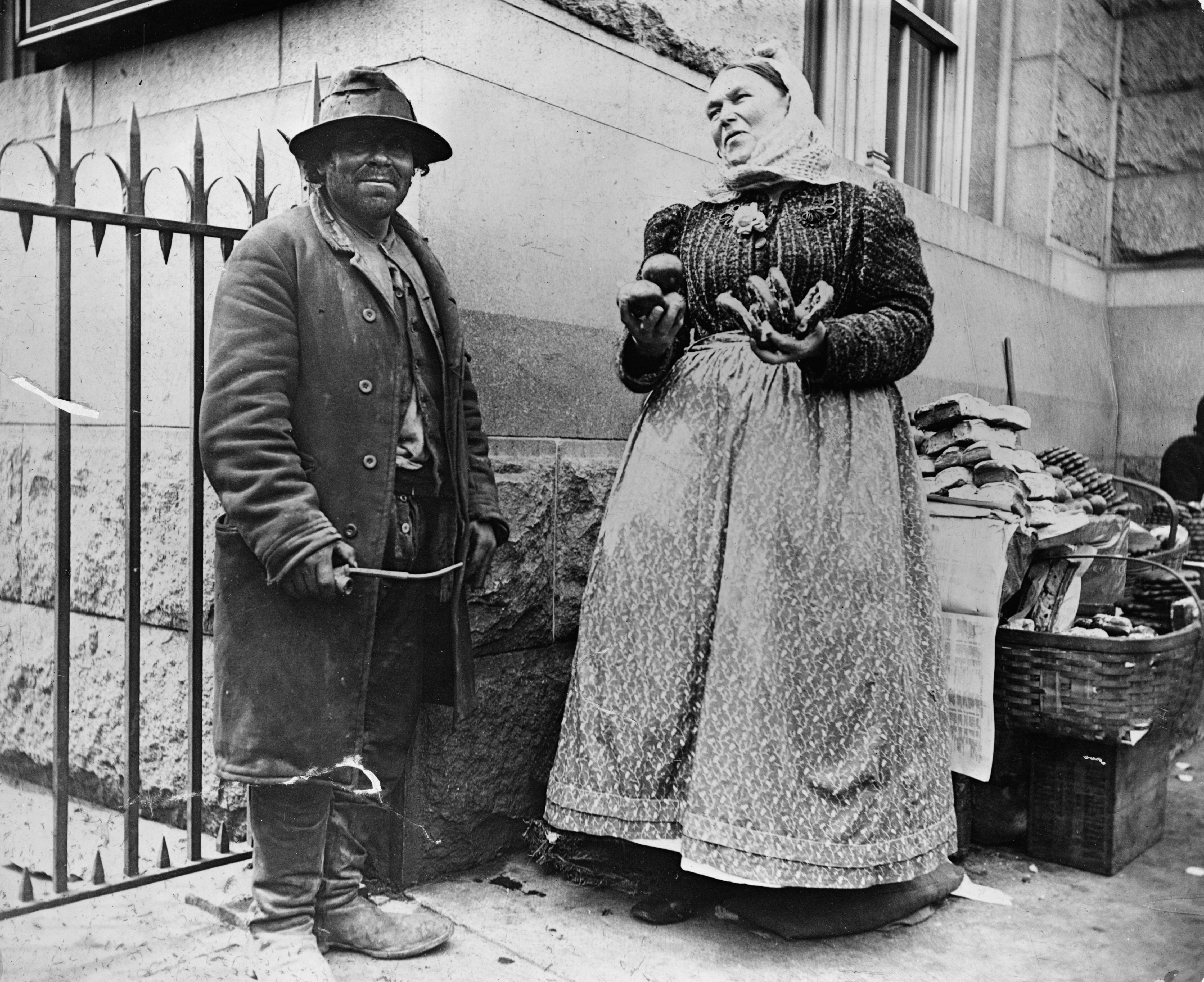 Типы с улиц Нью-Йорка, эмигрант и продавщица кренделей, ок. 1896. Фотограф Алиса Остин