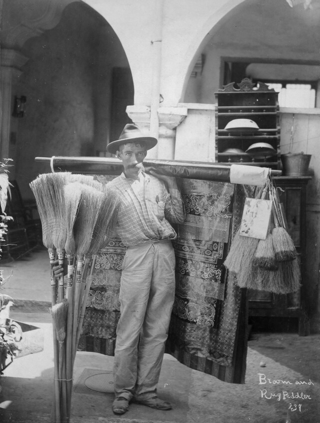 Торговец мётлами и коврами. Куба, 1895. Из коллекции Фрэнка Джорджа Карпентера
