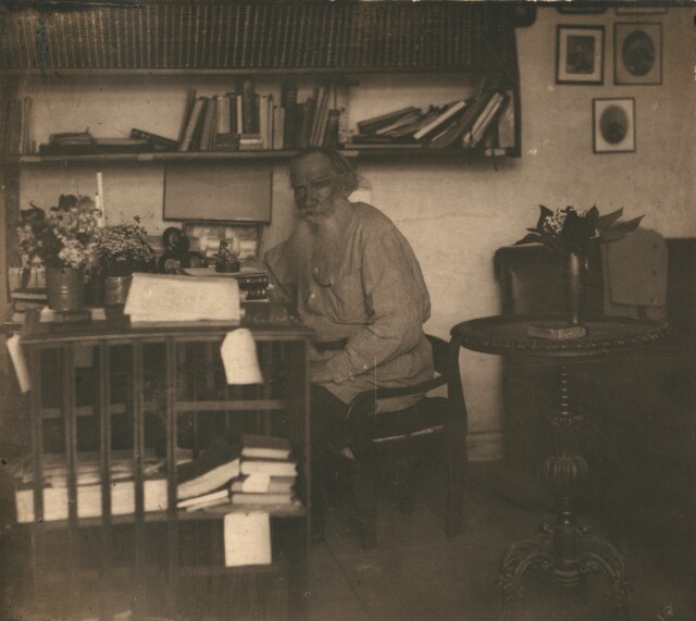 Лев Толстой в своём кабинете. Усадьба Ясная Поляна, 1908. Фотограф Сергей Прокудин-Горский
