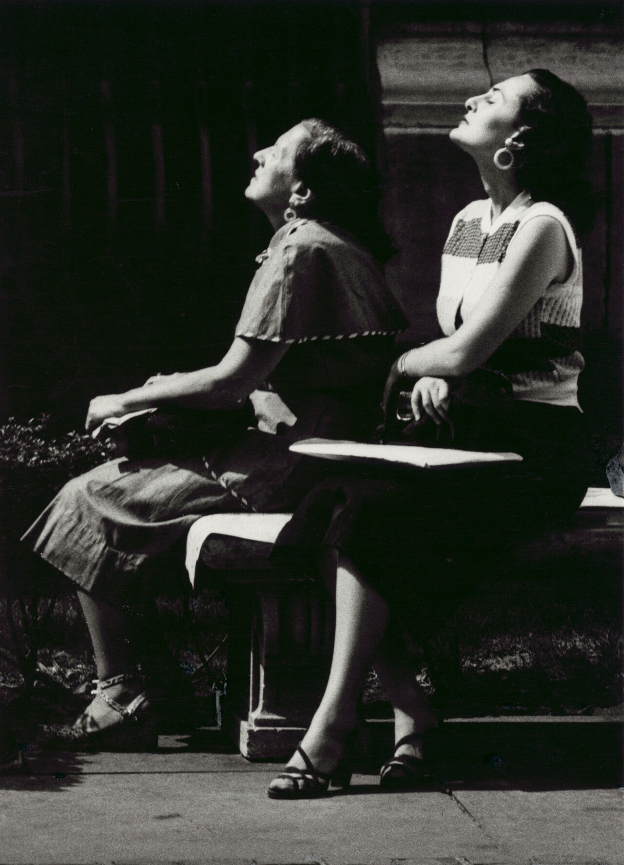 Женщины под солнцем в Нью-Йорке, 1956. Фотограф Анджело Риццуто