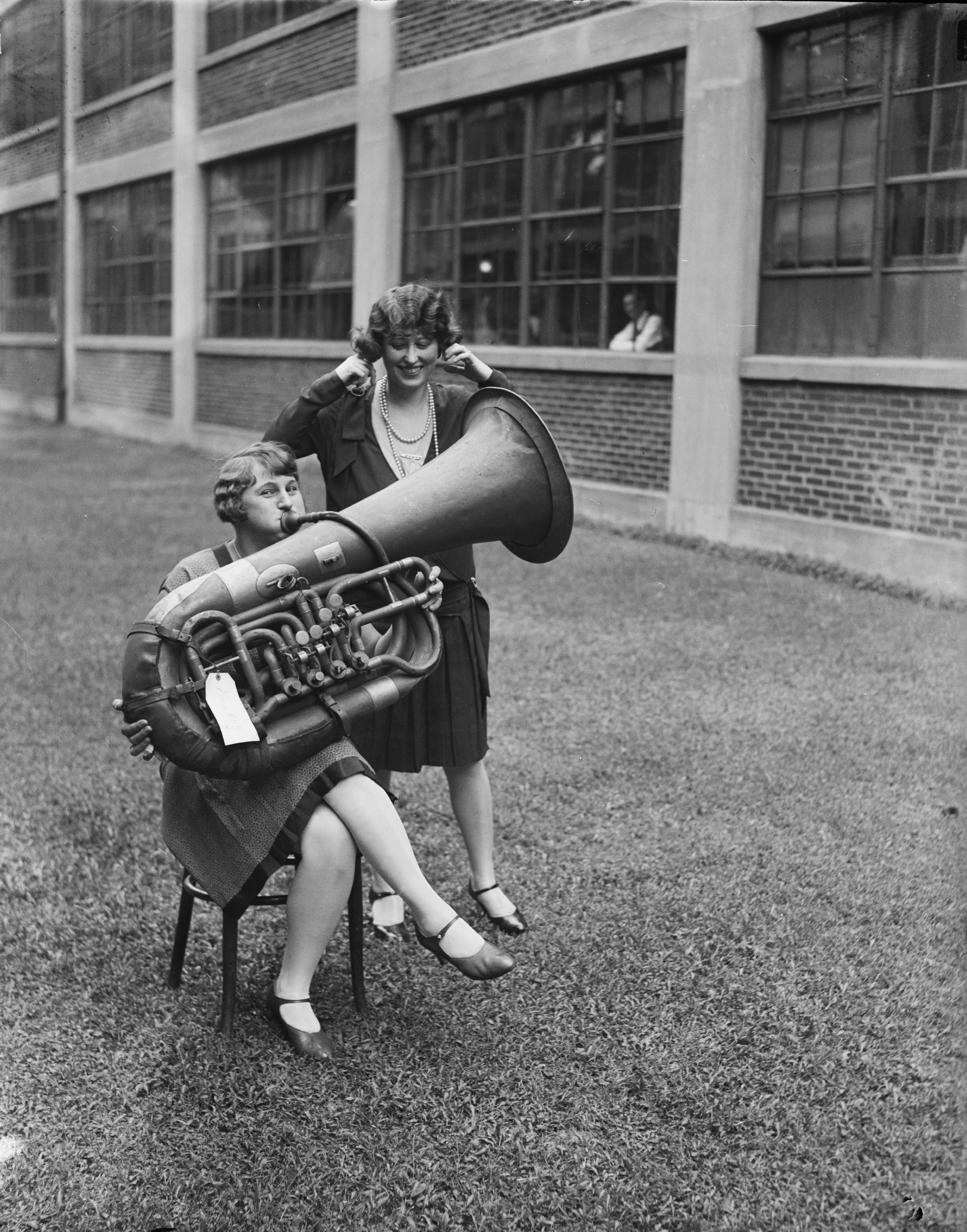 Женщины с трубой, США, 1928. Фотография из коллекции Харриса и Юинга