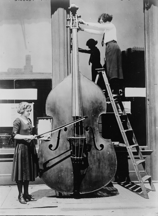 Самая большая виолончель, ок. 1925. Фотография из коллекции Джорджа Грантема Бейна