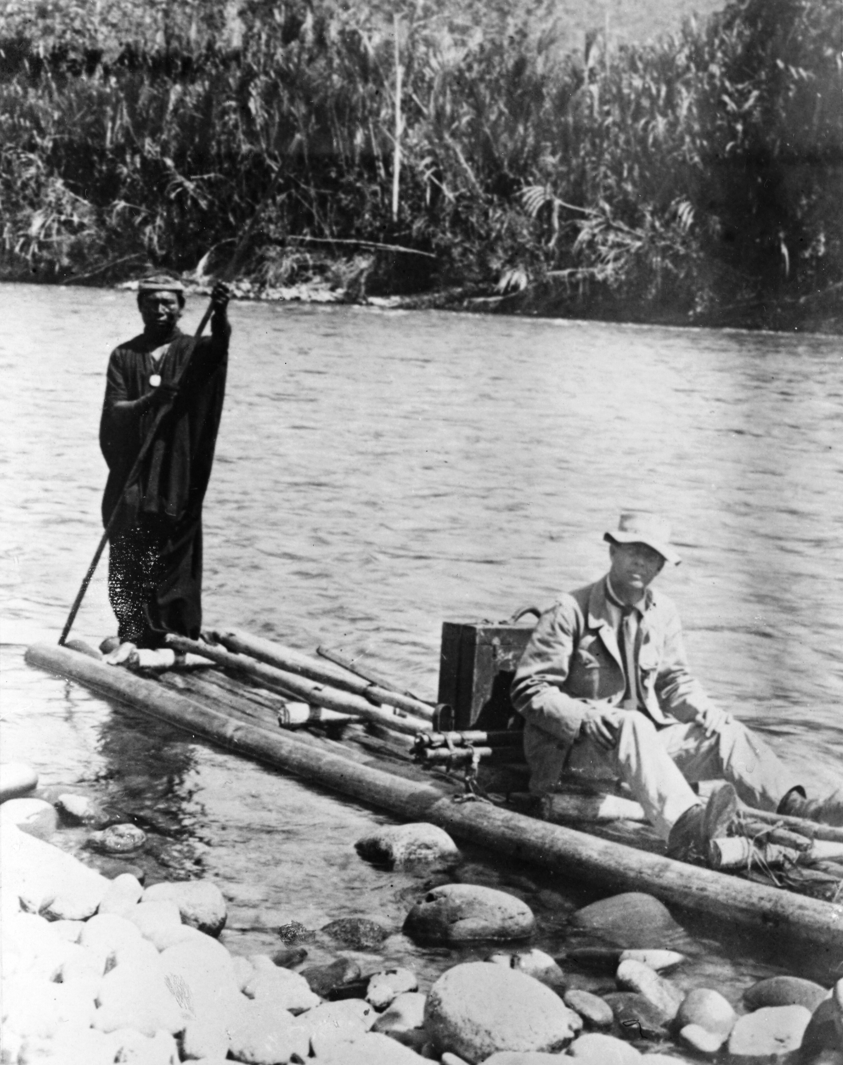 Исследователь с индейцем на плоту в джунглях Южной Америки, Бразилия, 1890 – 1923, Keystone View Company
