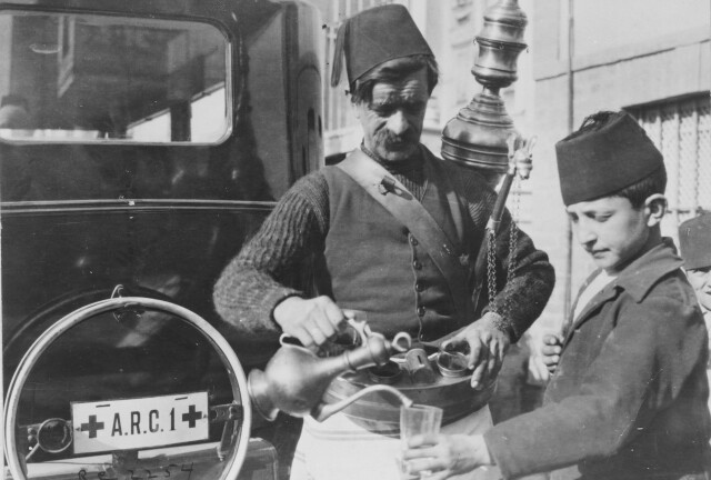 Торговля лимонадом и водой в Константинополе – процветающий бизнес из-за дефицита чистой питьевой воды, Турция, 1920
