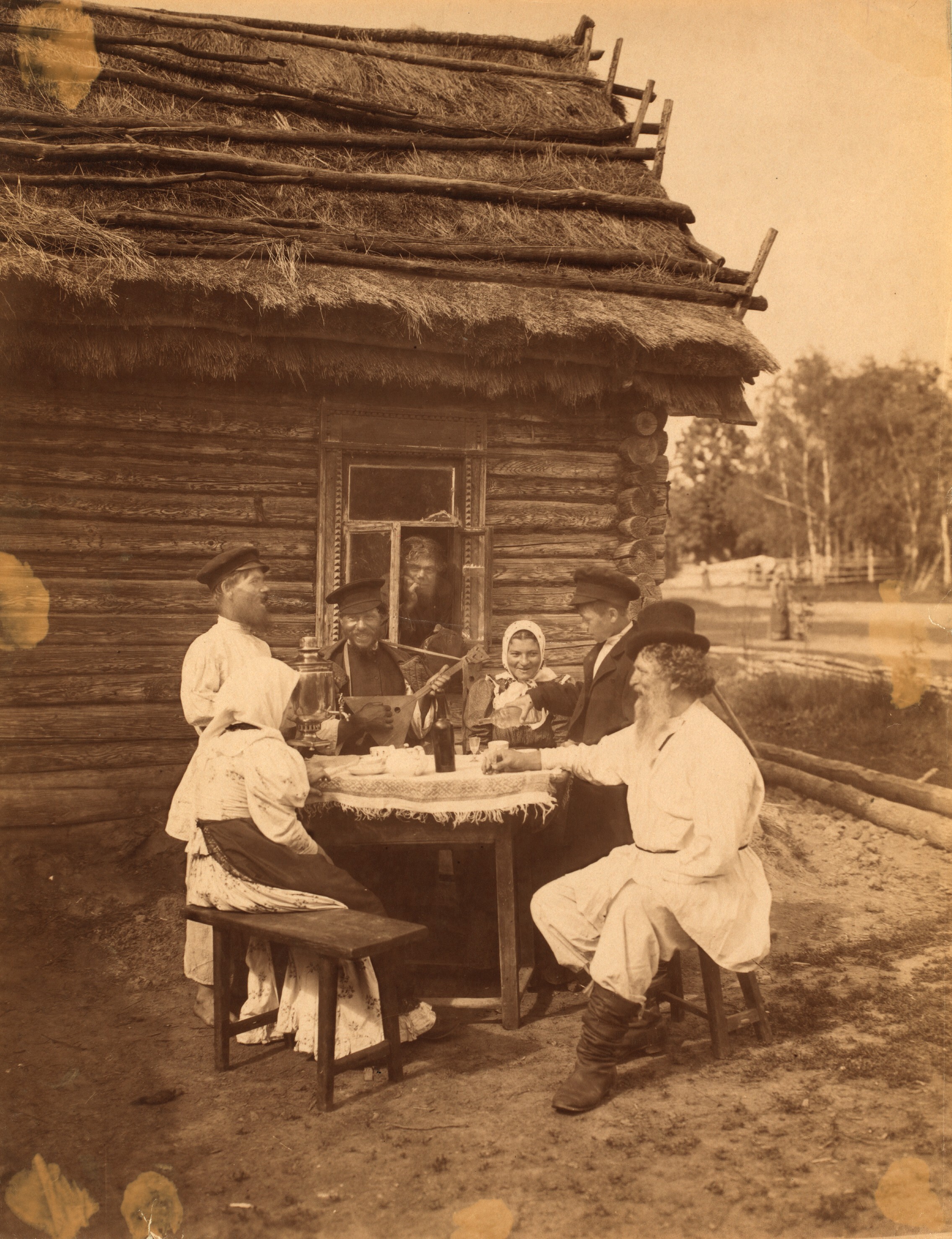 Группа крестьян за столом, Российская империя, ок. 1909. Фотограф Сергей Прокудин-Горский