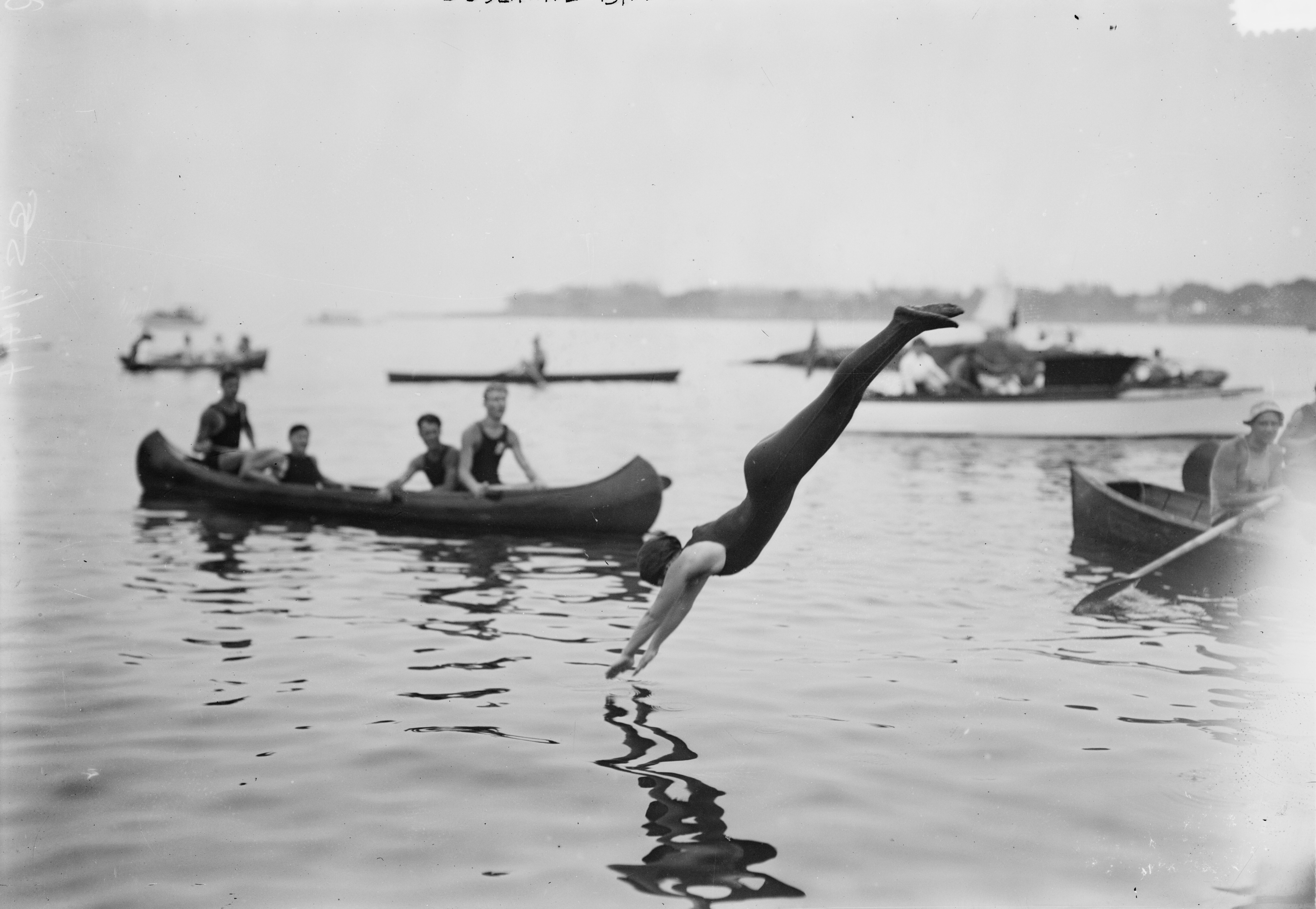 Жозефин Бартлетт на соревнованиях по плаванию среди женщин. Шипсхед-Бей, Бруклин, Нью-Йорк, 1914. Фотография из коллекции Джорджа Грантема Бейна