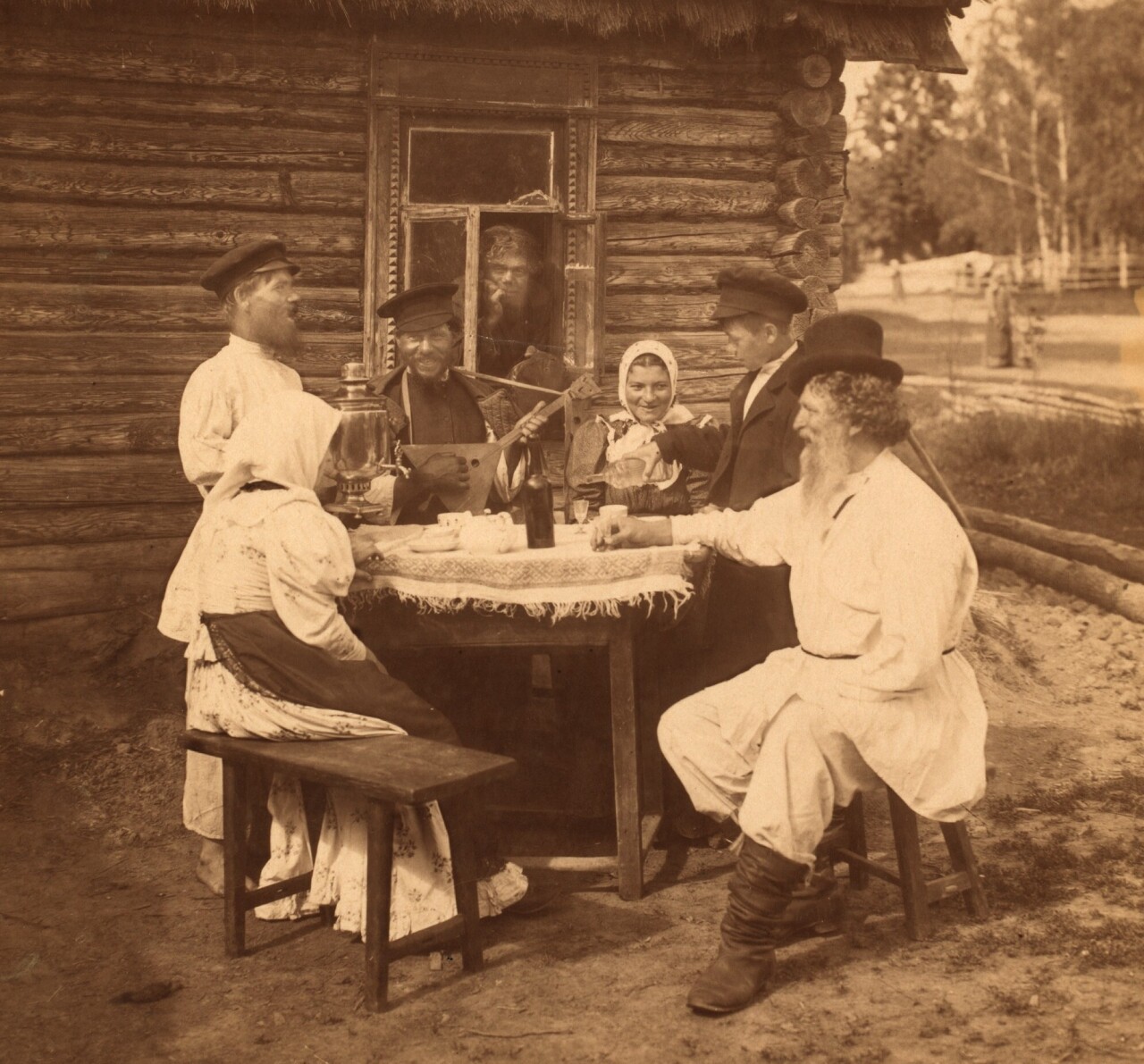 Группа крестьян за столом, Российская империя, ок. 1909 г. Фотограф ...