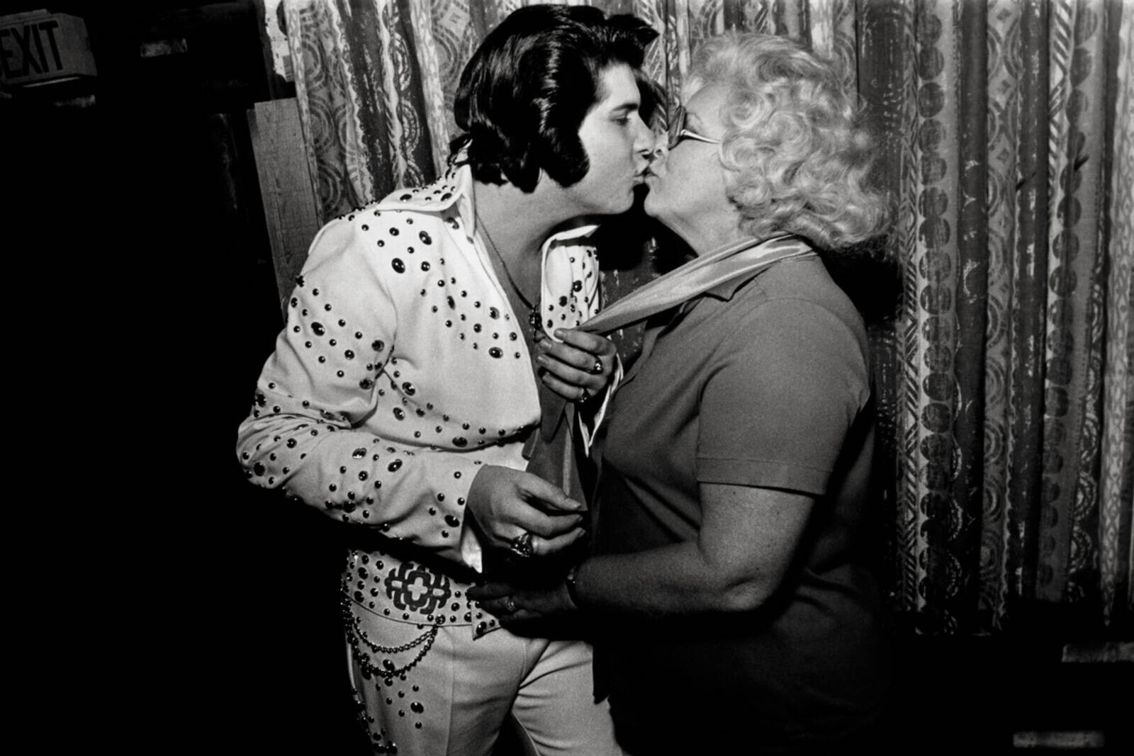Двойник Элвиса Пресли со своей матерью в клубе On Broadway. Сан-Франциско, 1980. Фотограф Стэнли Грин
