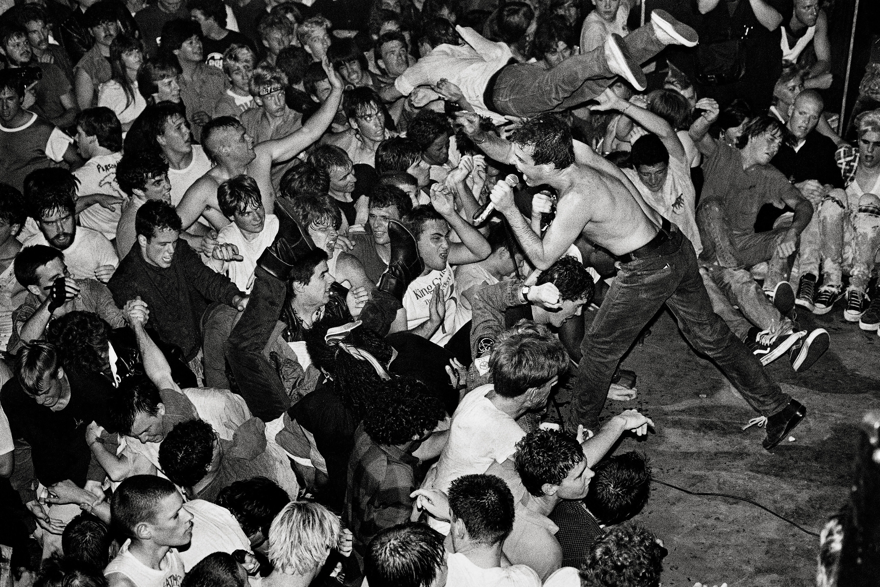 Солист группы The Dead Kennedys Джелло Биафра исполняет песню California Über Alles, клуб Mabuhay Gardens, Норт-Бич, Сан-Франциско, 1978. Фотограф Стэнли Грин