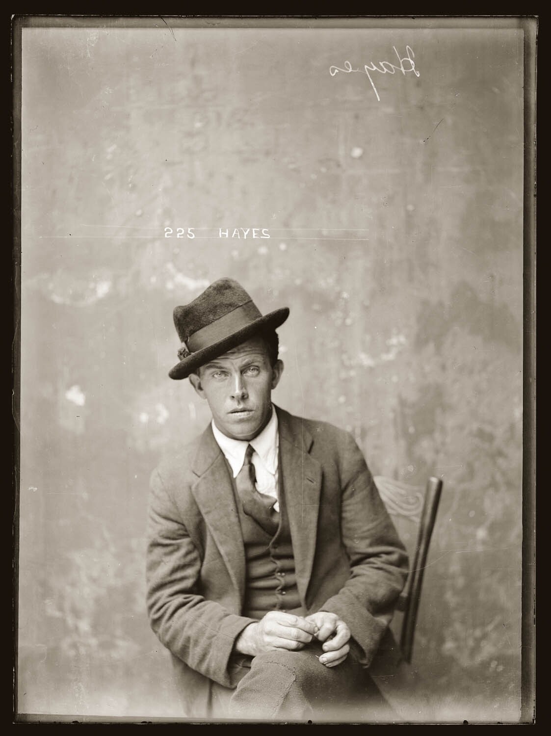 Фотография с надписью Хейз, начало 1920-х годов. Задержанным разрешалось позировать перед камерой, как им хотелось, чтобы зафиксировать особенность их личности. Архив судебной фотографии полиции Нового Южного Уэльса