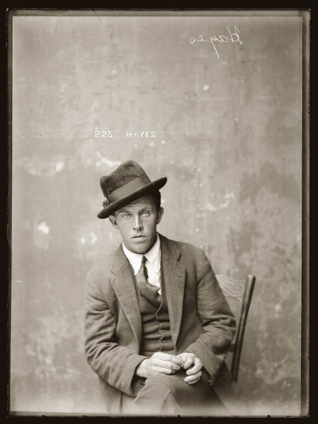 Фотография с надписью «Хейз», начало 1920-х годов. Задержанным разрешалось позировать перед камерой, как им хотелось, чтобы зафиксировать особенность их личности. Архив судебной фотографии полиции Нового Южного Уэльса