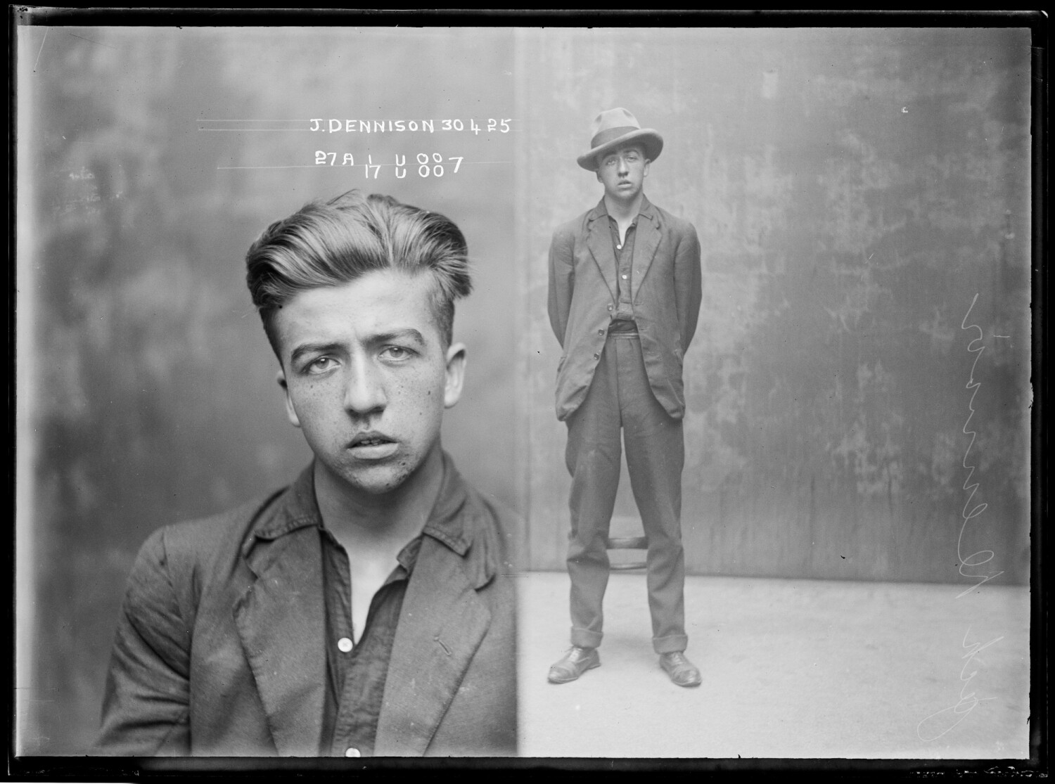 Джек Деннисон, вор, совершил серию ограблений со взломами, во время который оставлял насмешливые записки с подписью Апач, 1925 год. Архив судебной фотографии полиции Нового Южного Уэльса