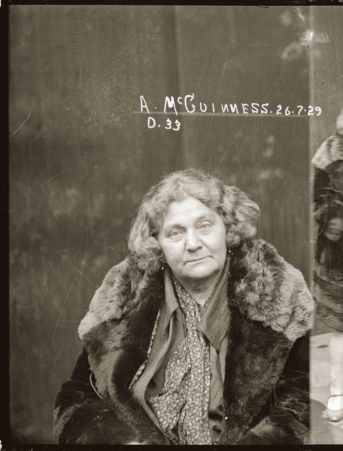 Адам Макгиннесс, торговля кокаином, её дочь получила аналогичное обвинение, полицейские описывают Макгиннес как самую злую женщину Сиднея, 1929 год. Архив судебной фотографии полиции Нового Южного Уэльса