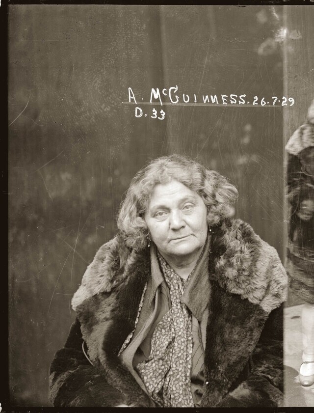 Адам Макгиннесс, торговля кокаином, её дочь получила аналогичное обвинение, полицейские описывают Макгиннес как «самую злую женщину Сиднея», 1929 год. Архив судебной фотографии полиции Нового Южного Уэльса