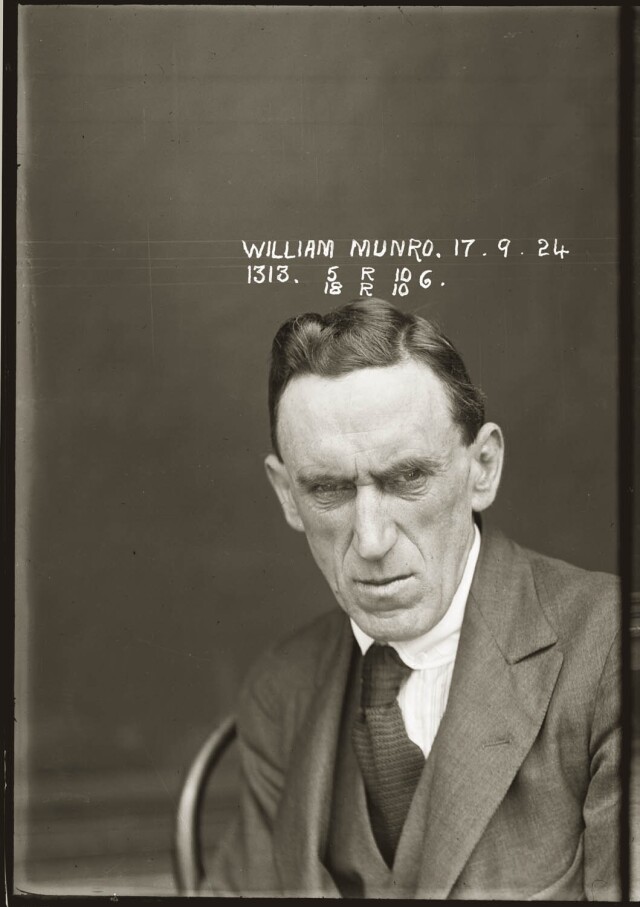 Уильям Манро, указан как обвиняемый в получении краденых товаров, принадлежащих универмагу Сноу, 1924 год. Архив судебной фотографии полиции Нового Южного Уэльса