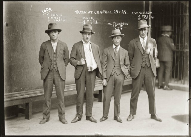 Томас Крейг, Рэймонд Нила (он же «Стрелок Гаффни»), Уильяма Томпсон и Ф.У. Уилсон, задержанные во время рейда по воровским притонам, 1928 год. Архив судебной фотографии полиции Нового Южного Уэльса