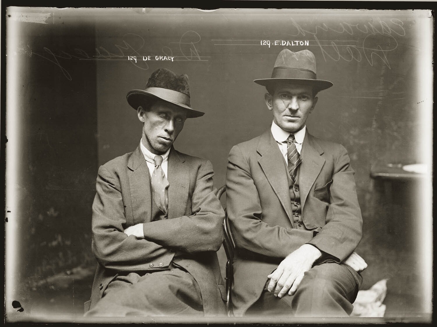 Де Граси и Эдвард Далтон, подробности неизвестны, Центральный полицейский участок, Сидней, примерно 1920 год. Архив судебной фотографии полиции Нового Южного Уэльса