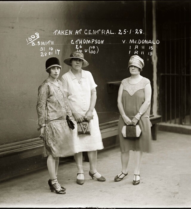Б. Смит, Гертруда Томпсон и Вера Макдональд, задержаны во время полицейского рейда в доме, где проходила вечеринка известных воров, 1928 год. Архив судебной фотографии полиции Нового Южного Уэльса