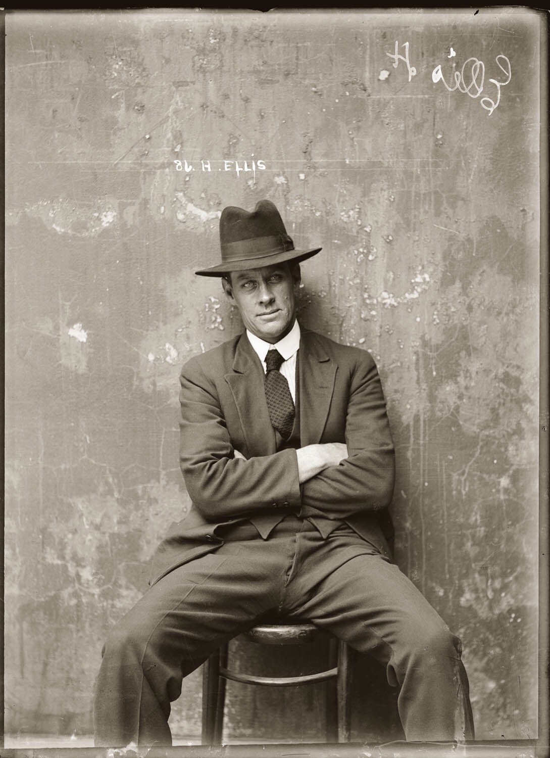 Герберт Эллис, в многочисленных полицейских отчётах указан как взломщик домов, магазинов, сейфов, 1920 год. Архив судебной фотографии полиции Нового Южного Уэльса