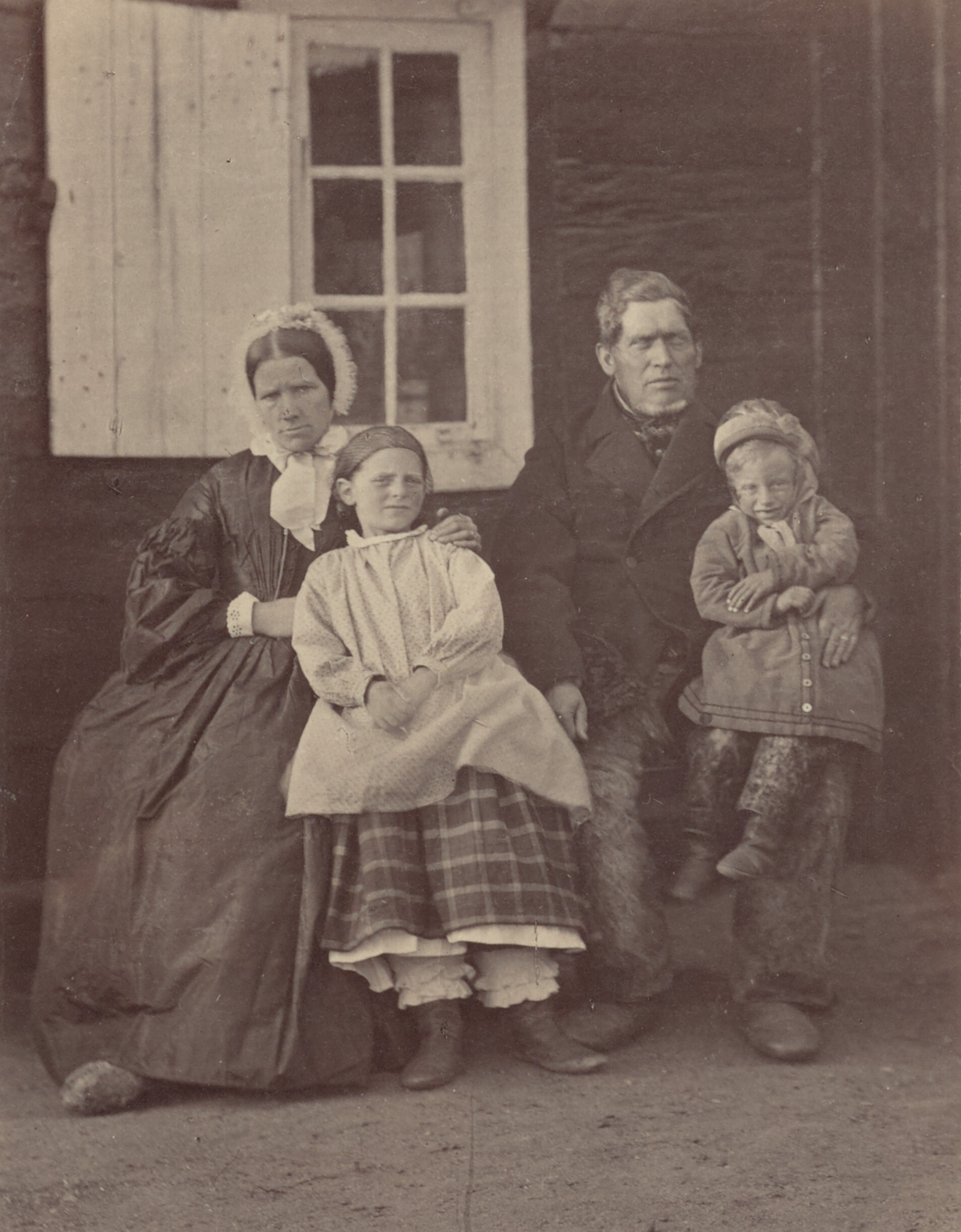 Доктор Рудольф с женой и детьми, 1869. Из альбома Арктические регионы. Фотографы Джон Лэфем Данмор и Джордж П. Критчерсон