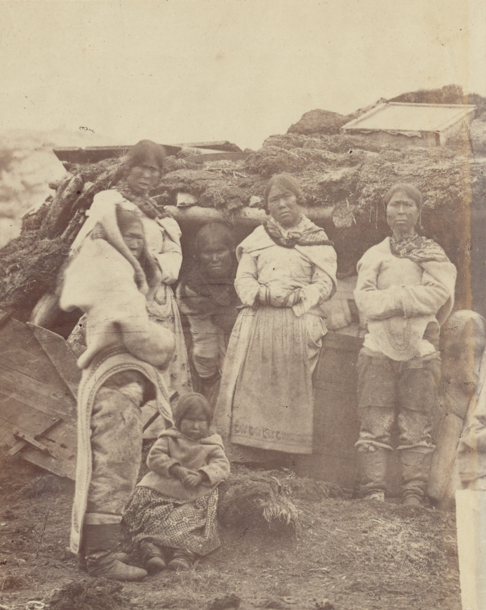 Эскимосские женщины с детьми, 1869. Из альбома Арктические регионы. Фотографы Джон Лэфем Данмор и Джордж П. Критчерсон