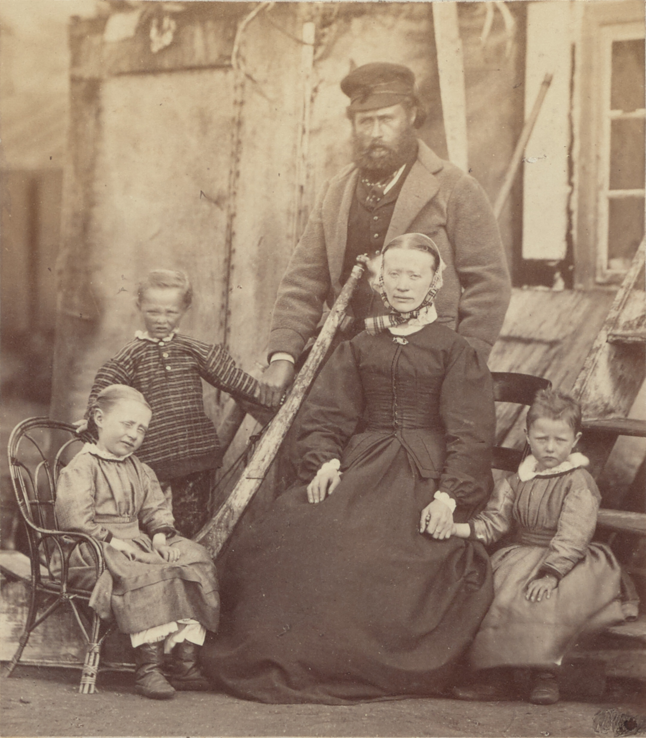 Янсен с семьёй, 1869. Из альбома Арктические регионы. Фотографы Джон Лэфем Данмор и Джордж П. Критчерсон