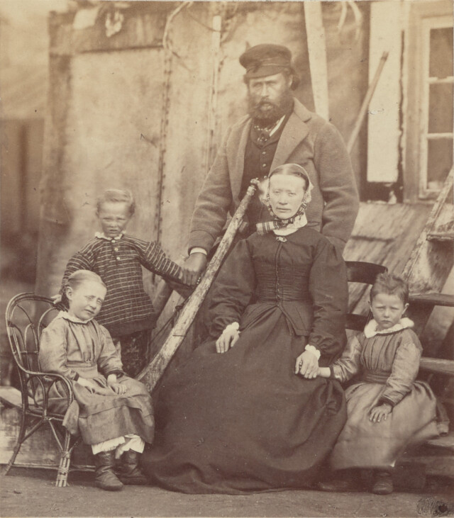 Янсен с семьёй, 1869. Из альбома «Арктические регионы». Фотографы Джон Лэфем Данмор и Джордж П. Критчерсон