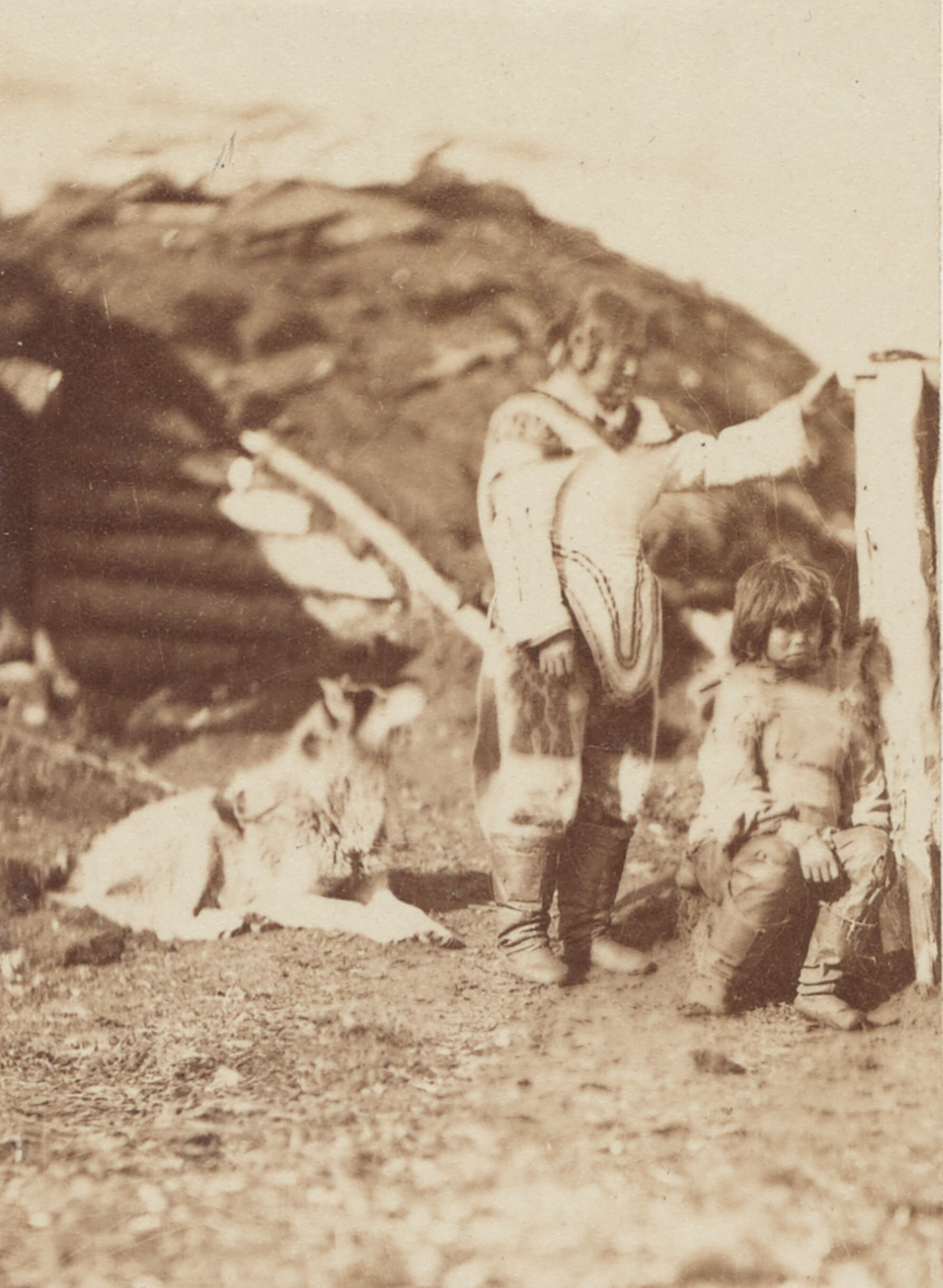 Мать с дочерью, эскимоски, 1869. Из альбома Арктические регионы. Фотографы Джон Лэфем Данмор и Джордж П. Критчерсон