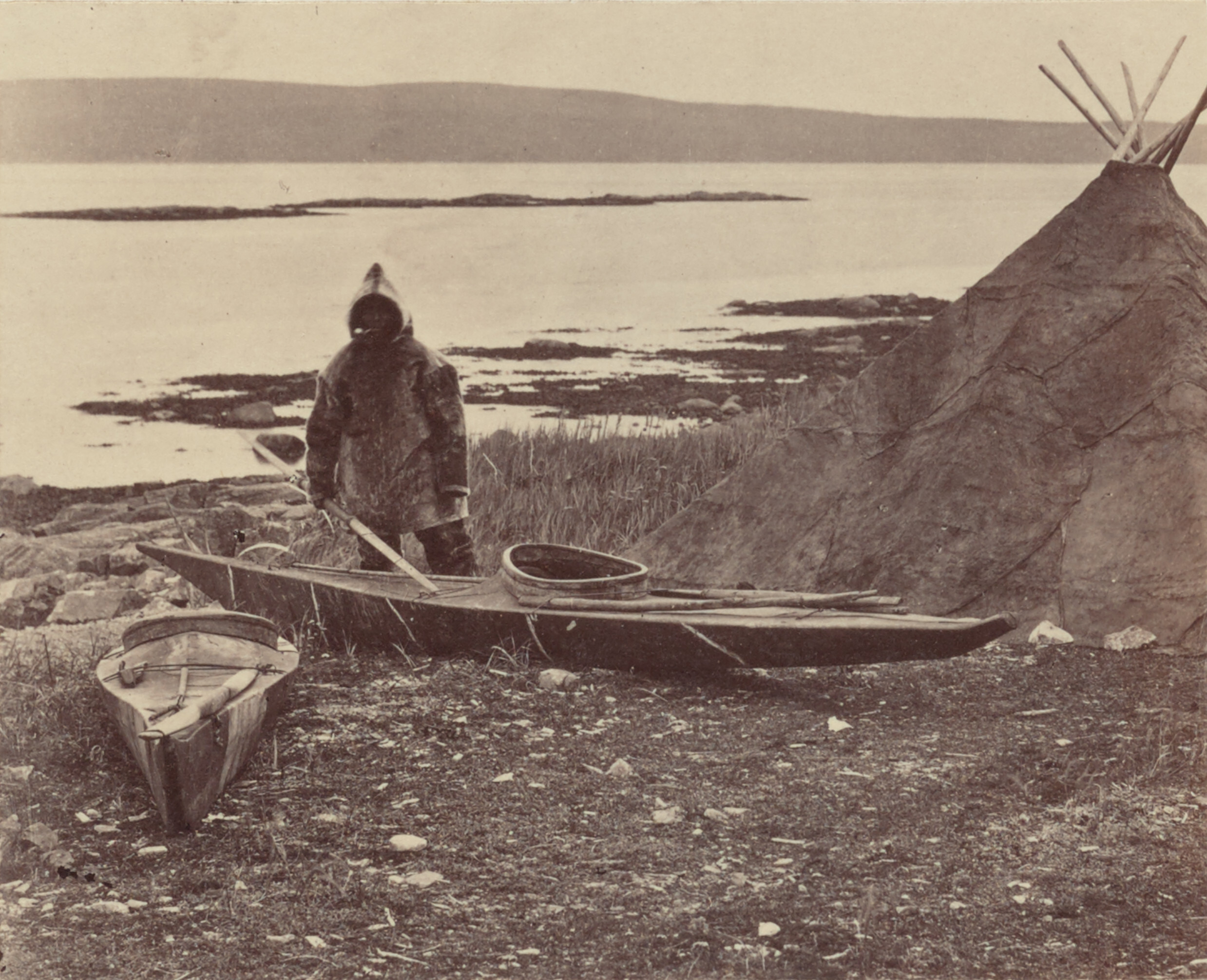Эскимос, готовящийся к охоте на тюленей, 1869. Из альбома Арктические регионы. Фотографы Джон Лэфем Данмор и Джордж П. Критчерсон