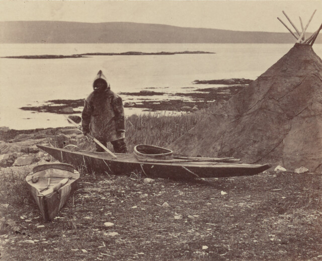 Эскимос, готовящийся к охоте на тюленей, 1869. Из альбома «Арктические регионы». Фотографы Джон Лэфем Данмор и Джордж П. Критчерсон