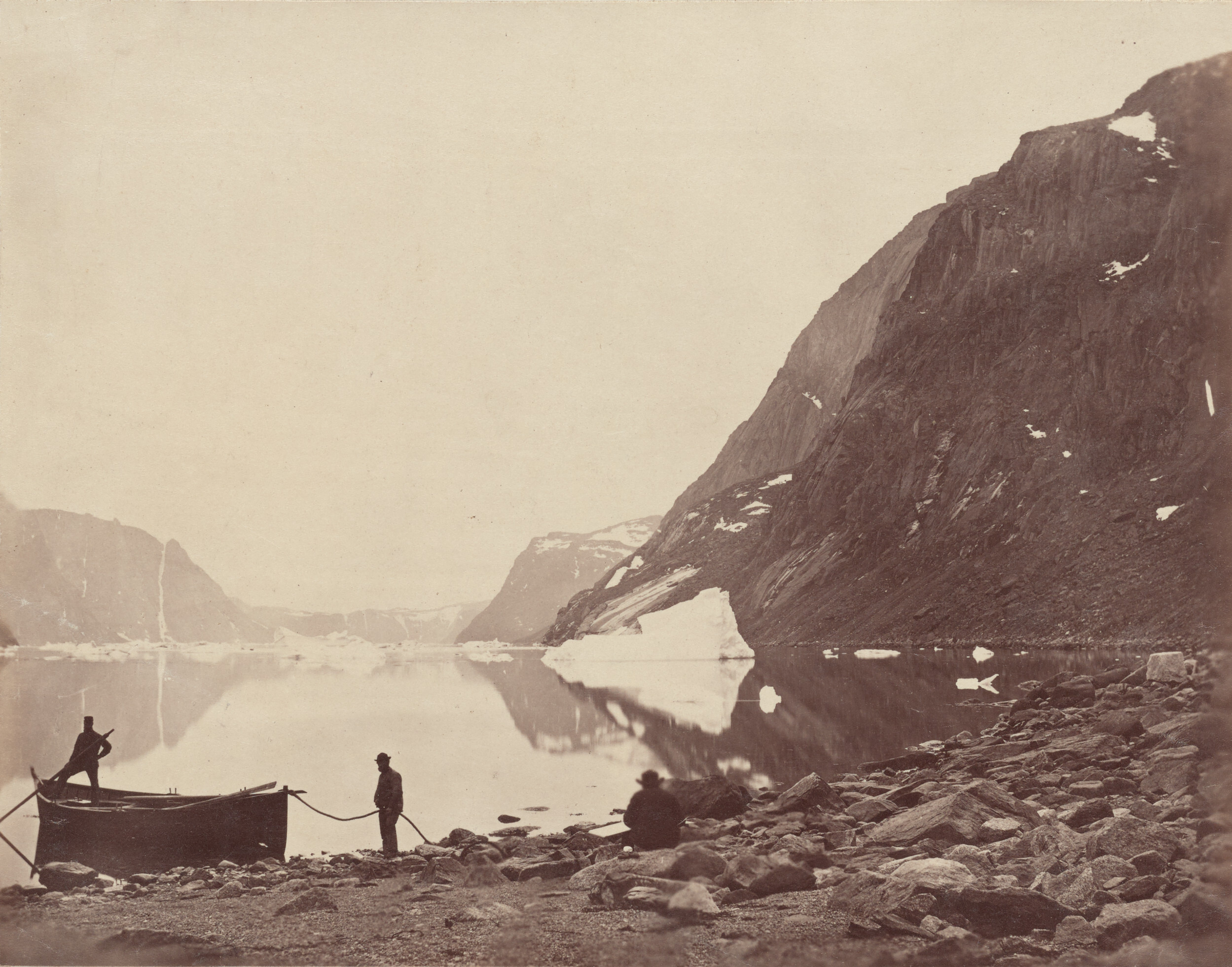 Любование фьордом, 1869. Из альбома Арктические регионы. Фотографы Джон Лэфем Данмор и Джордж П. Критчерсон