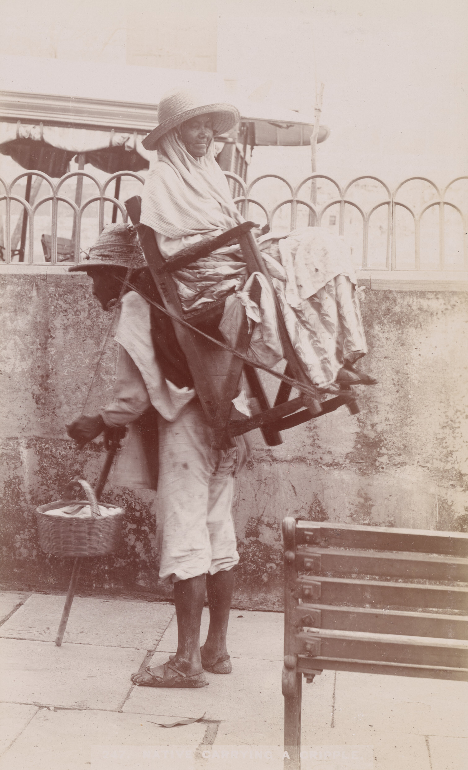 Перенос инвалида. Старая Мексика, 1898. Фотограф Mayo and Weed