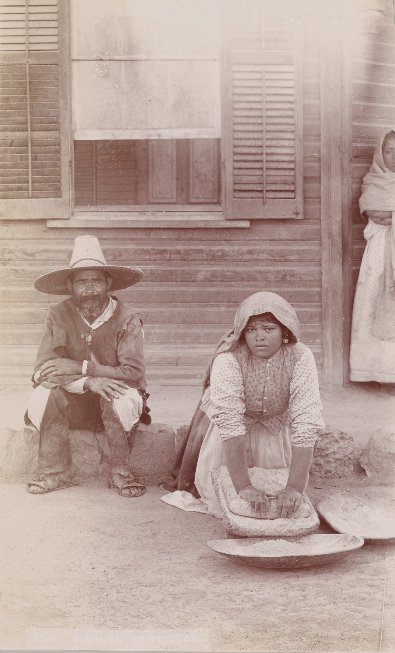Приготовление лепёшек. Из альбома Старая Мексика, 1898. Фотограф Mayo and Weed