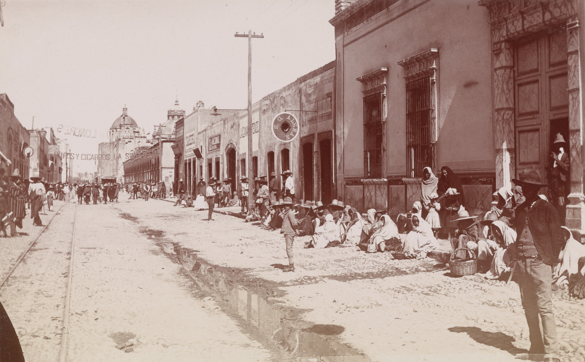 Улица, 1898. Из альбома Старая Мексика, 1898. Фотограф Mayo and Weed