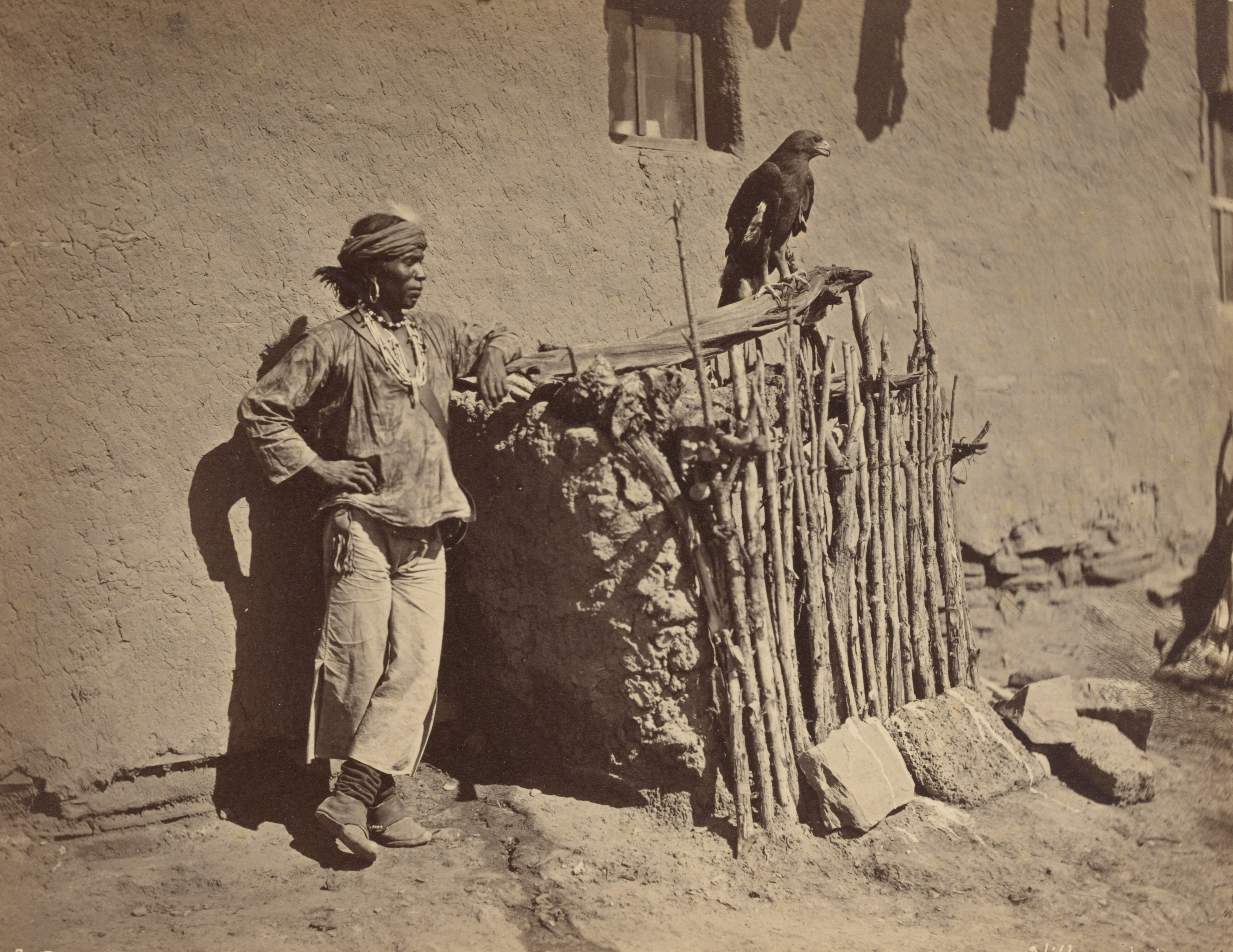 Индеец народности зуни (зуньи), клетка и орёл, 1873. Фотограф Джон Карл Хиллерс