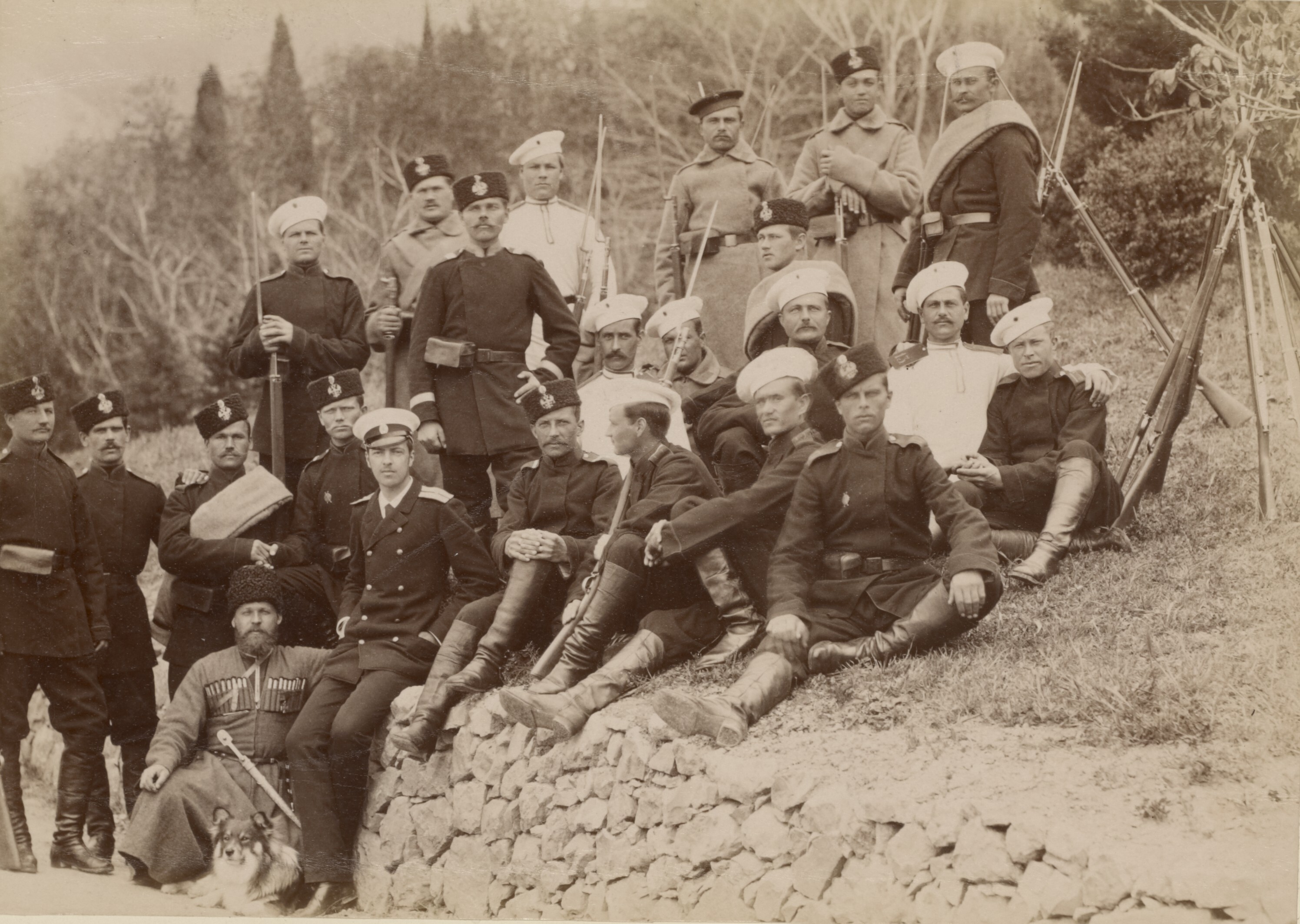 Офицеры и солдаты на привале, 1885. Из коллекции Крым: альбом фотографий