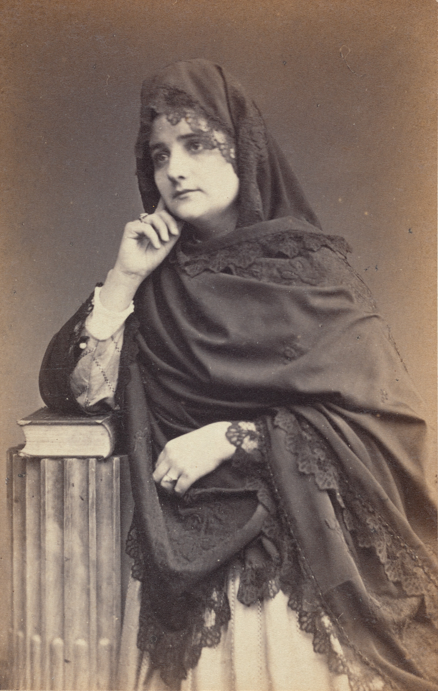 Студийный портрет женщины, 1860 – 1880. Фотограф Courret Hermanos
